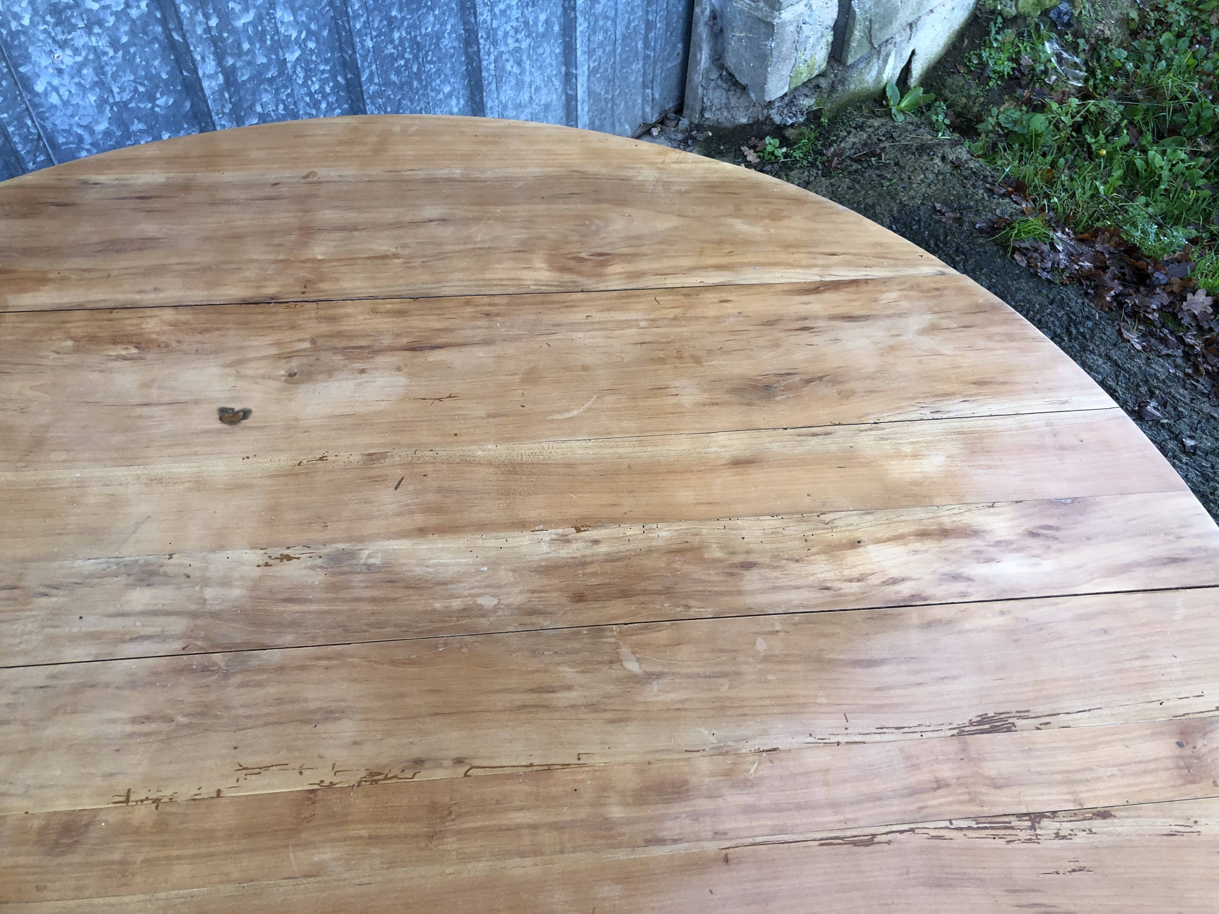 Round table in solid cherry wood, extendable with twisted legs, Louis Philippe style.