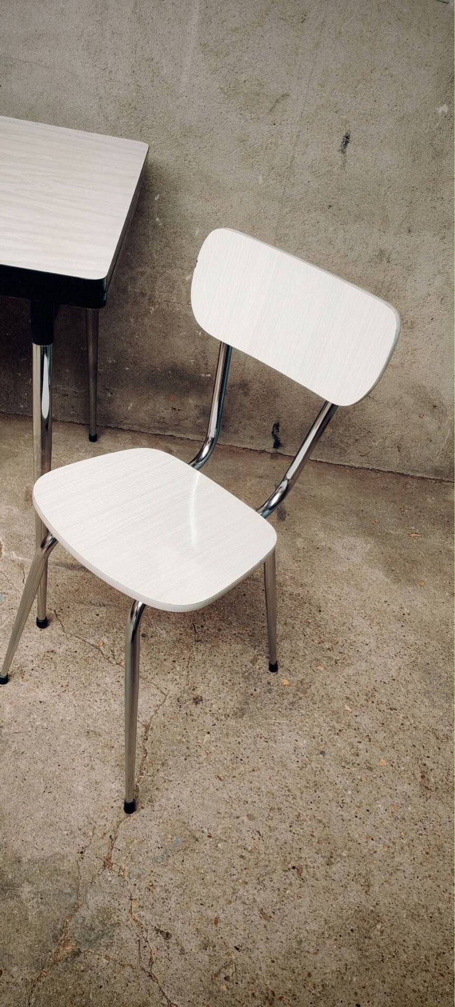 Table and 2 chairs set made of Formica.