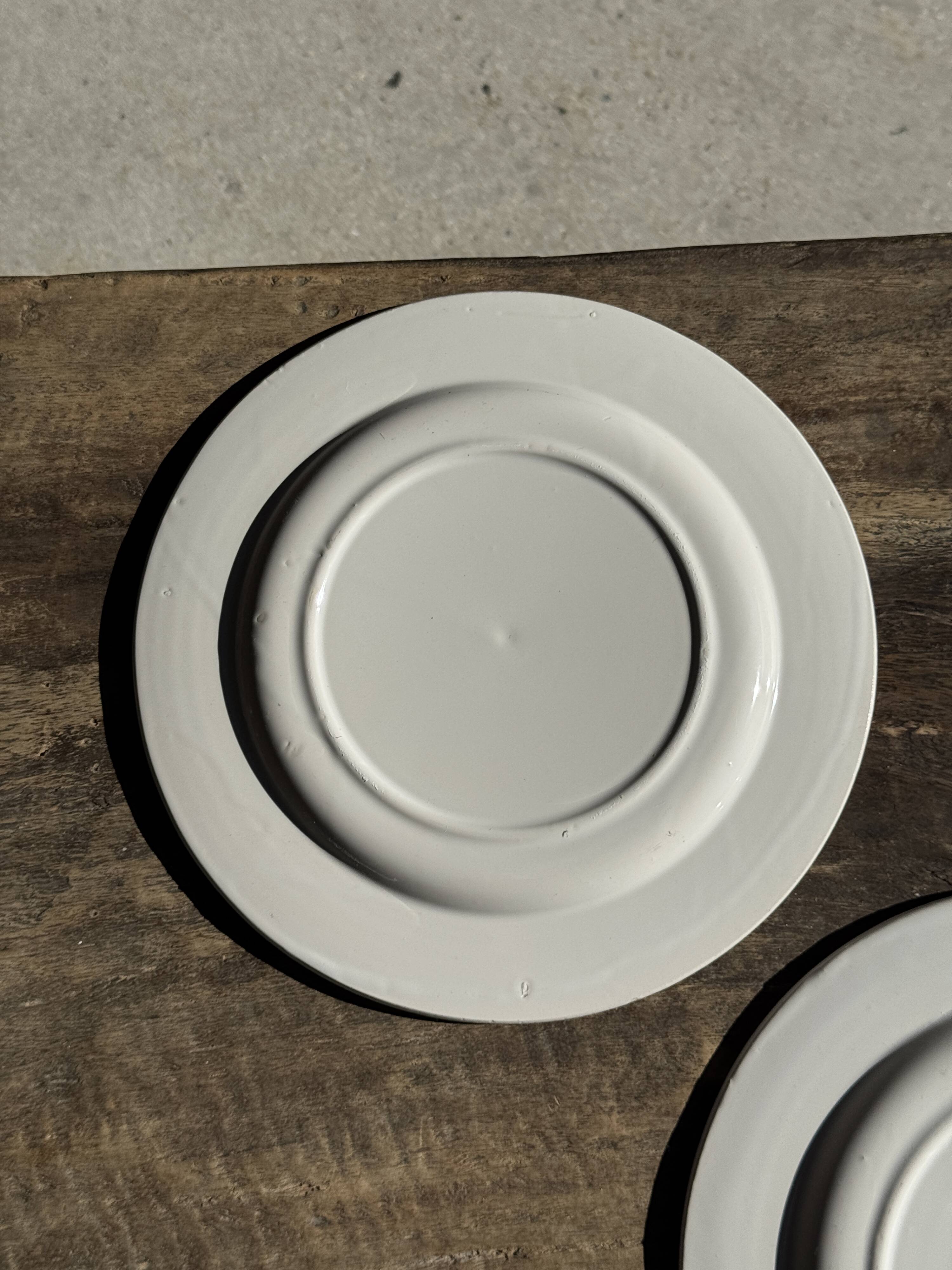 Set of 3 large classic white plates D24.5