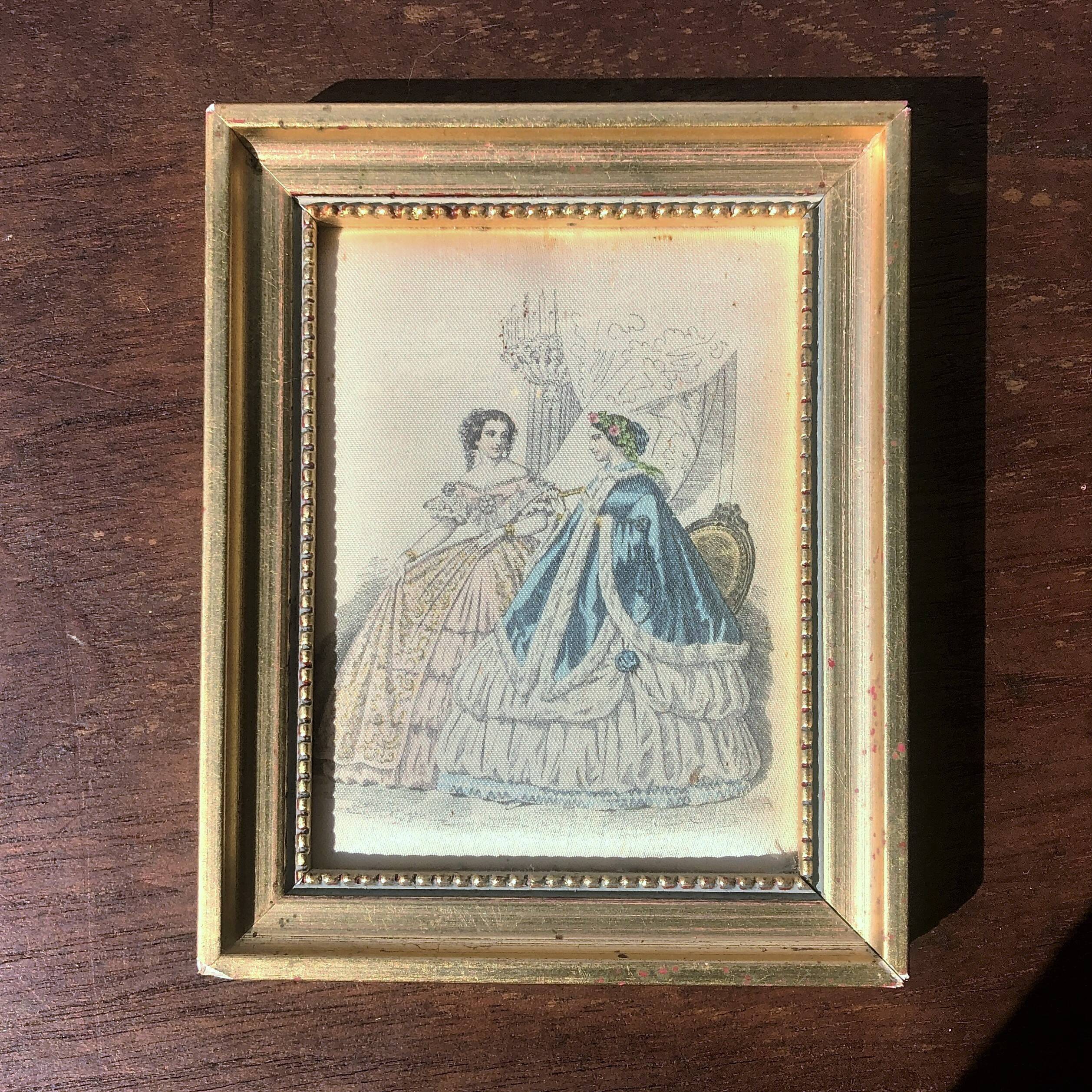 Lot de deux petits cadres portrait de marquises
