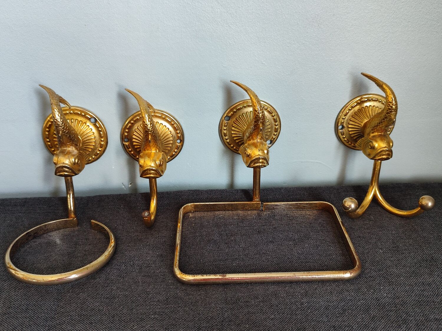 Ensemble de salle de bain doré en forme de poisson vintage.