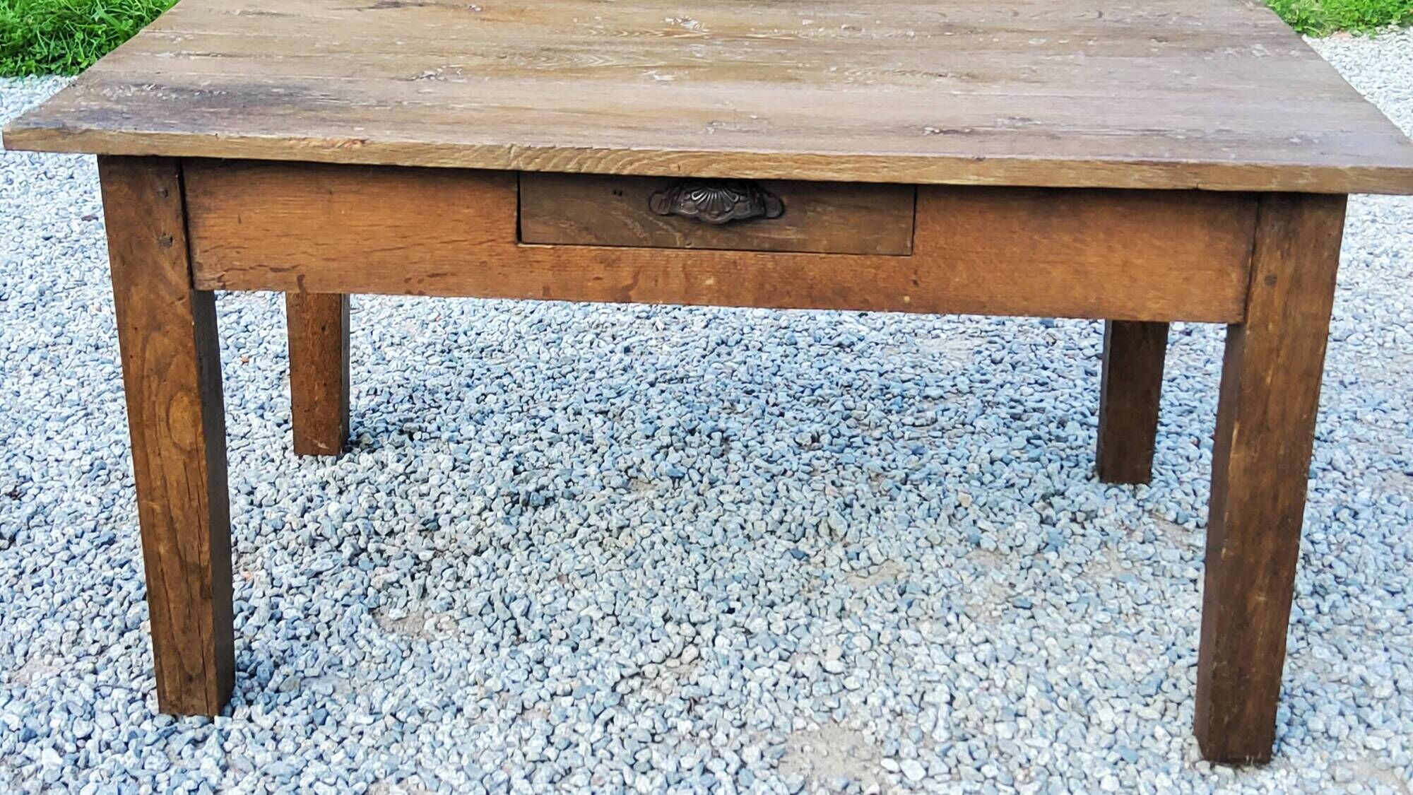 Oak farmhouse coffee table with spindle legs and one drawer, late 19th century