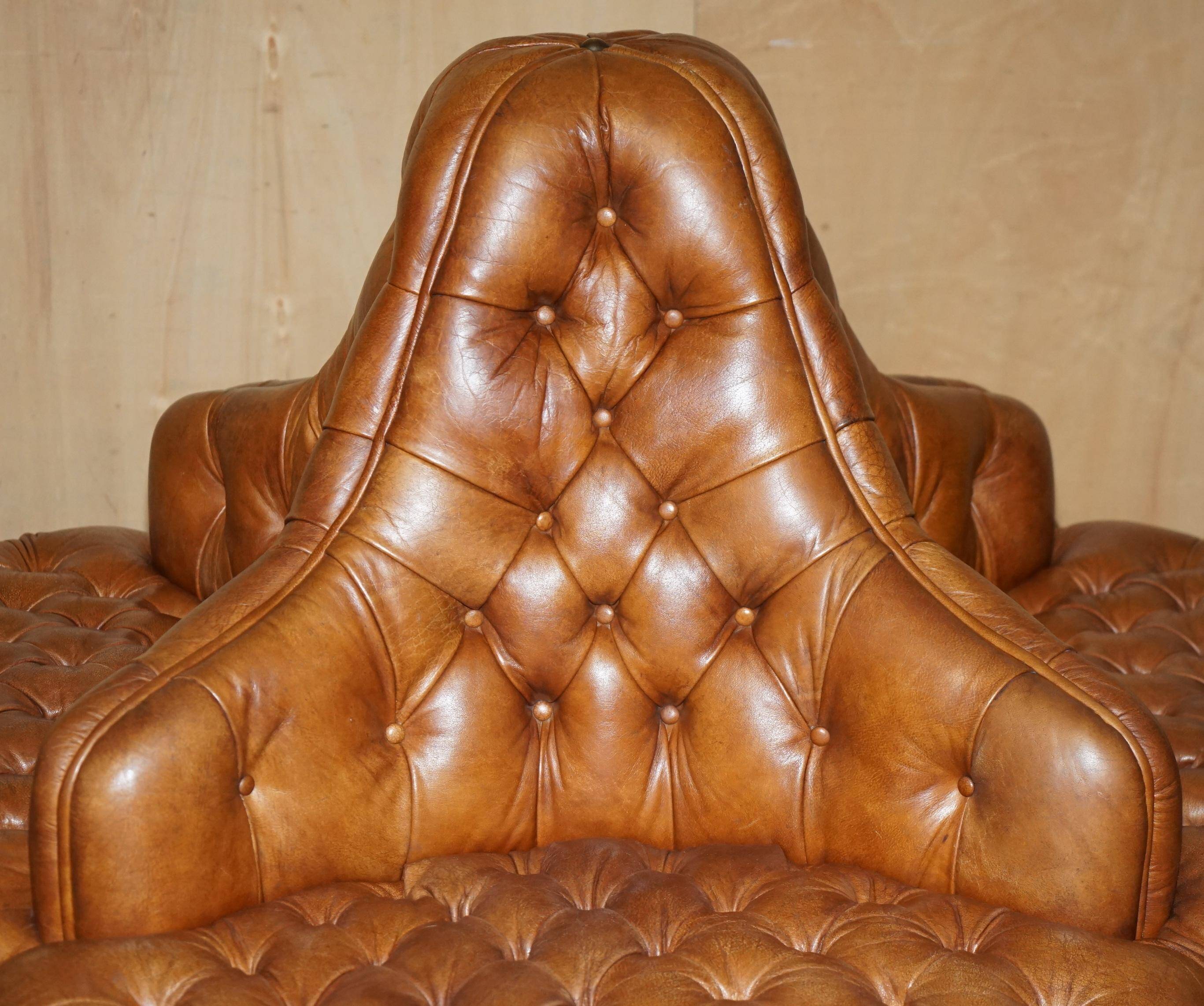 Heritage leather Chesterfield sofa, four-seater, Tête-à-Tête model.