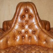Heritage leather Chesterfield sofa, four-seater, Tête-à-Tête model.