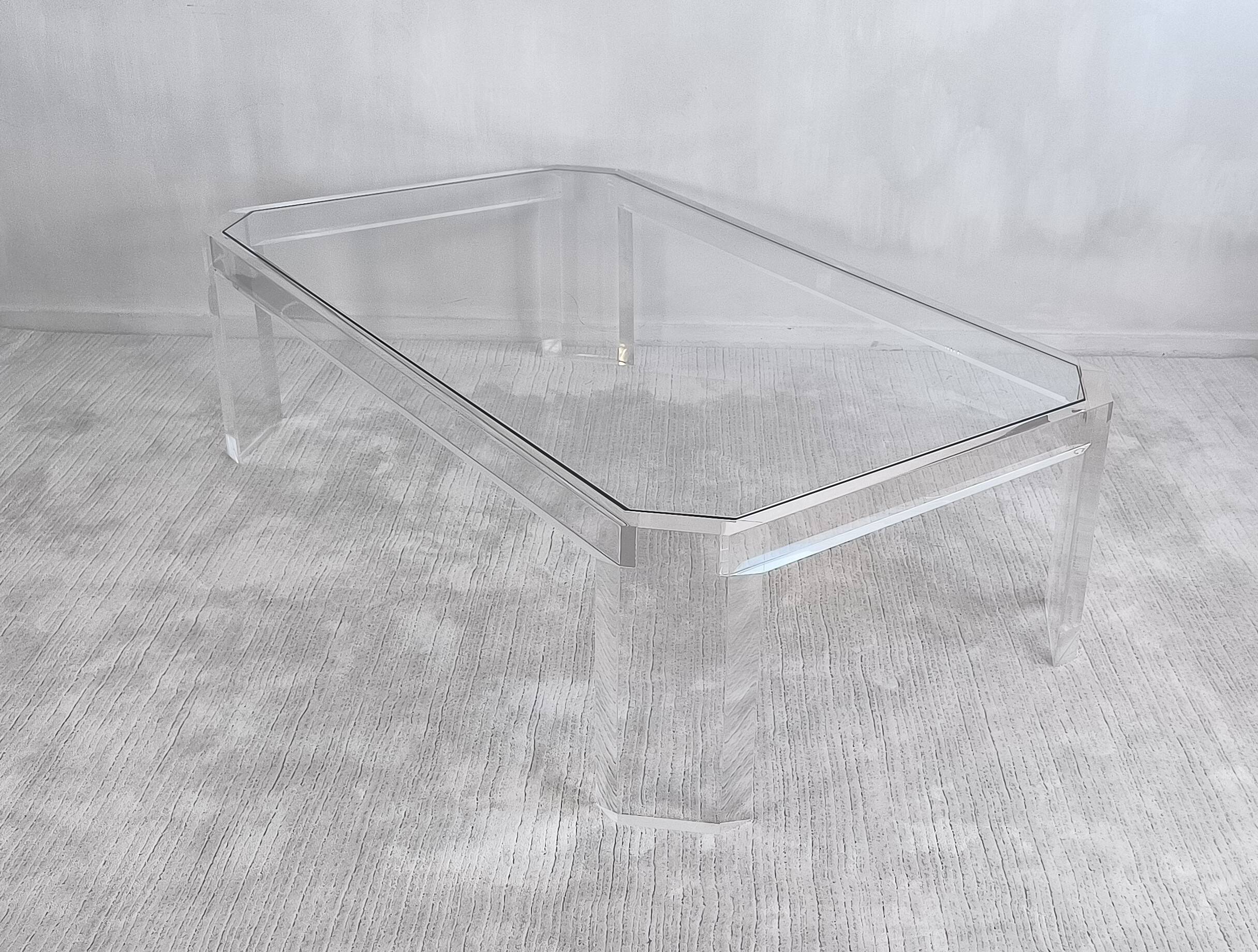 Superb coffee table in Altuglas and glass – signed by Marc Micoud, circa 1970.