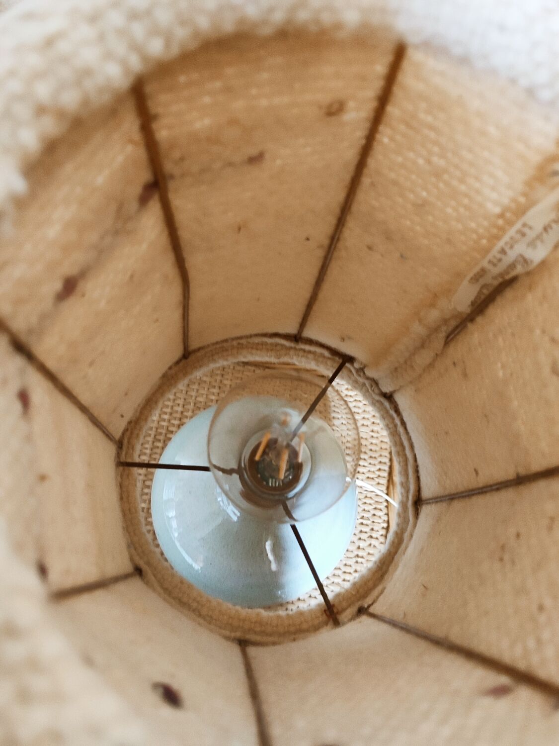 Table lamp in turned ceramic and wool