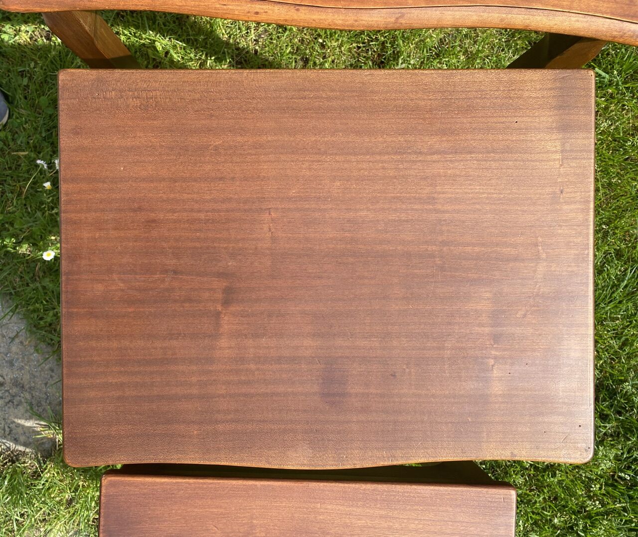 Trois tables gigognes de style Louis XV