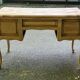 Bureau plat en chêne clair avec marqueterie de Versailles Louis XV signé Pa