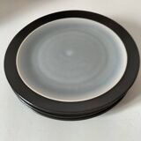 Set of 4 two-tone flat plates with a crackled effect.