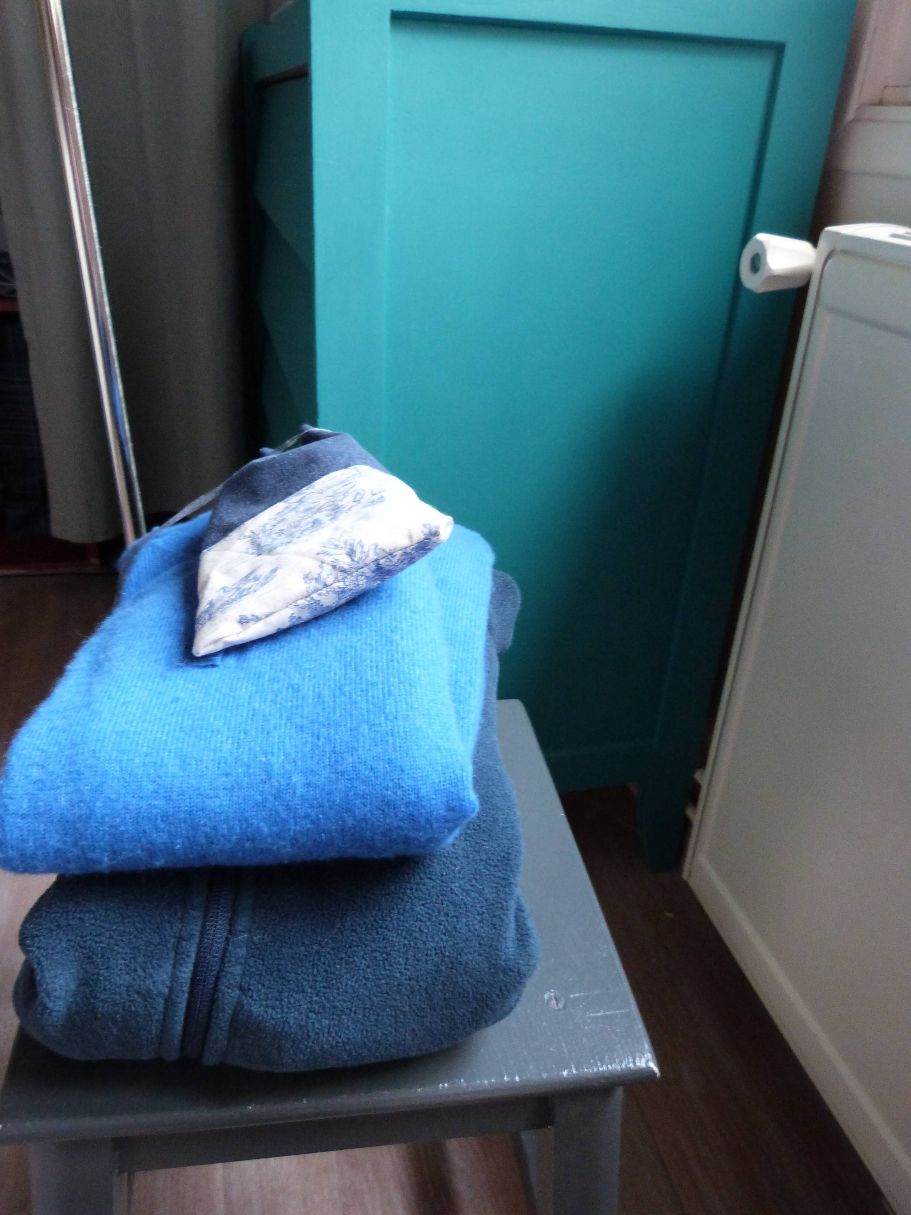 Commode années 60 70 repeinte en bleu