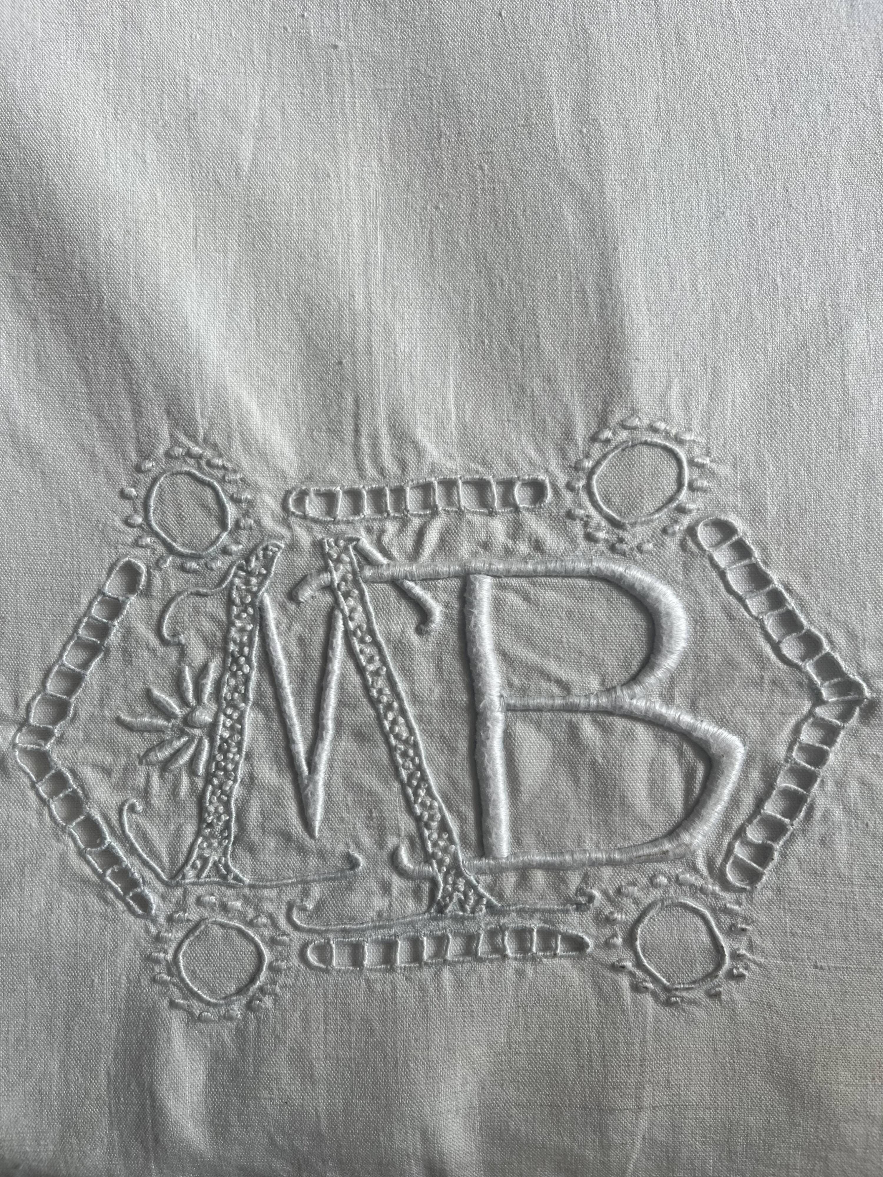 Linge ancien, drap brodé avec monogramme MB