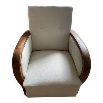 Fauteuil Art Déco hongrois 1930s tissu beige, structure bois sculpté, élégant et confortable