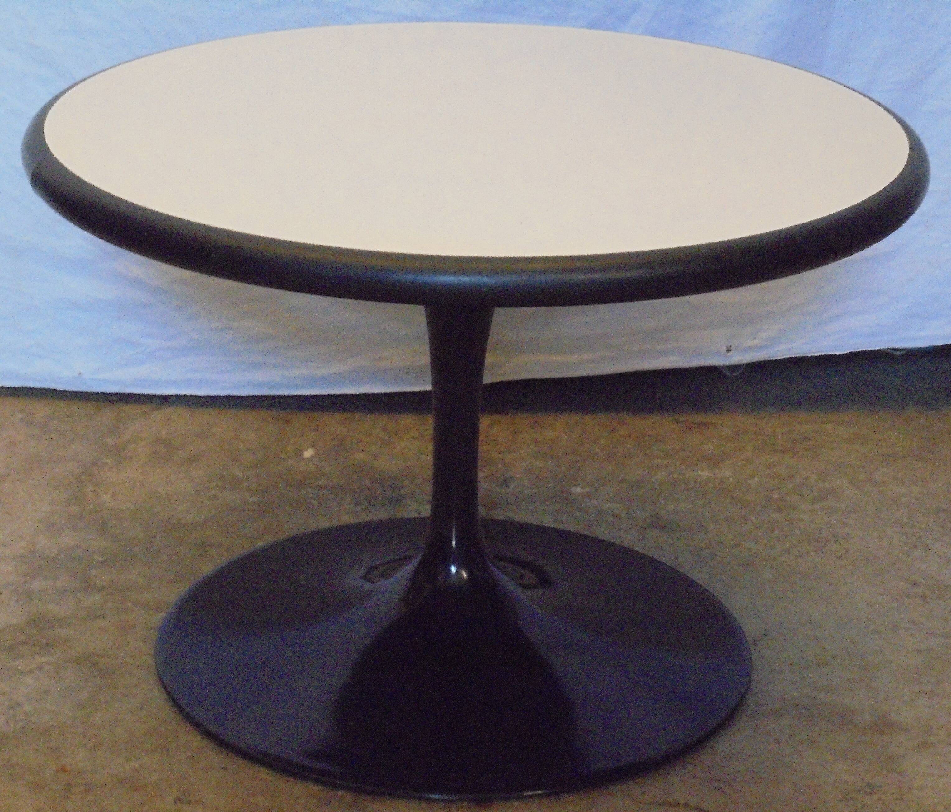 Coffee table round double-sided tray and tulip foot 70s