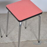 Tabourets en formica rouges