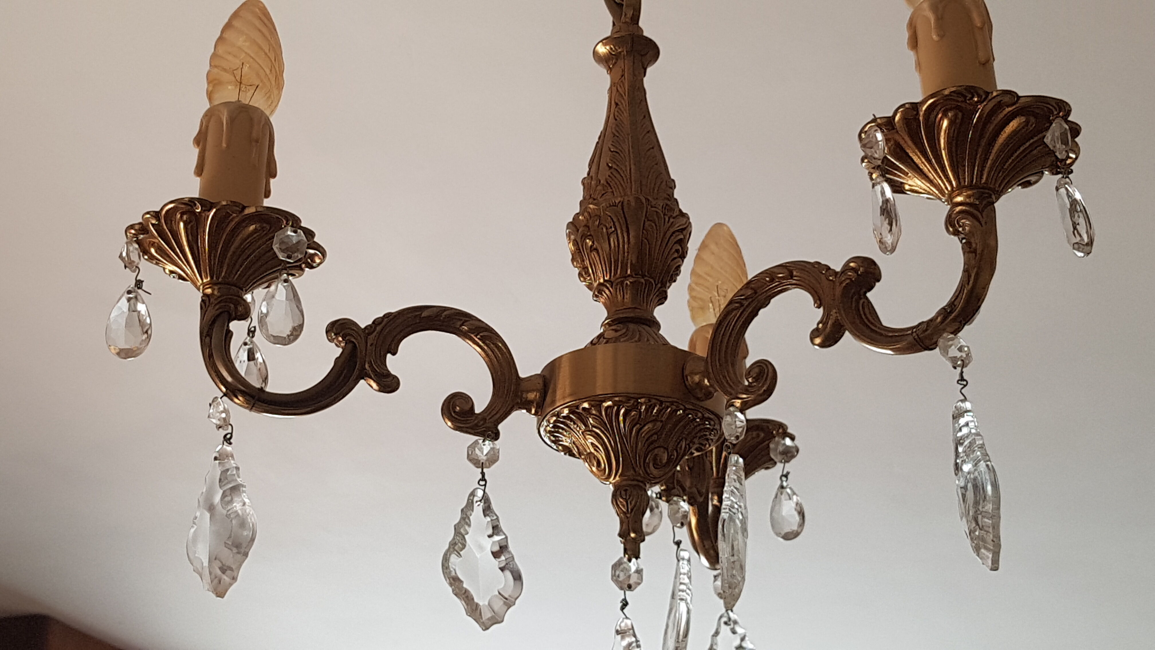 Brass chandelier 3 branches with grapevines, Louis XV style