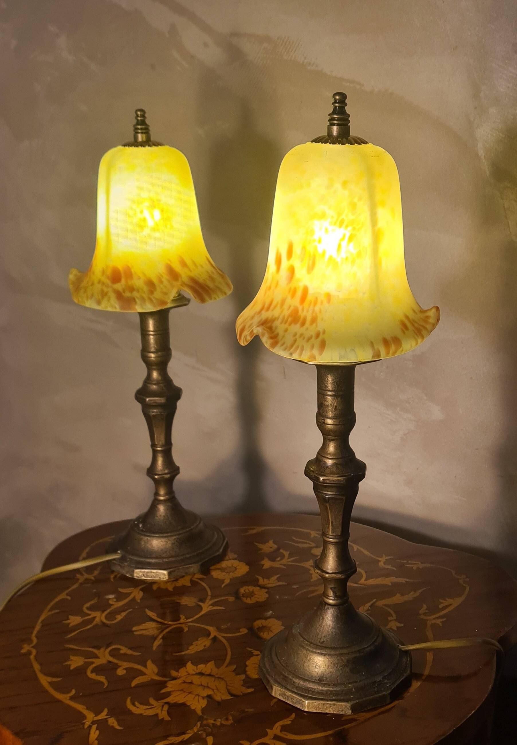 Paire de lampes de chevet Art déco en laiton et pâte de verre jaune, 1930