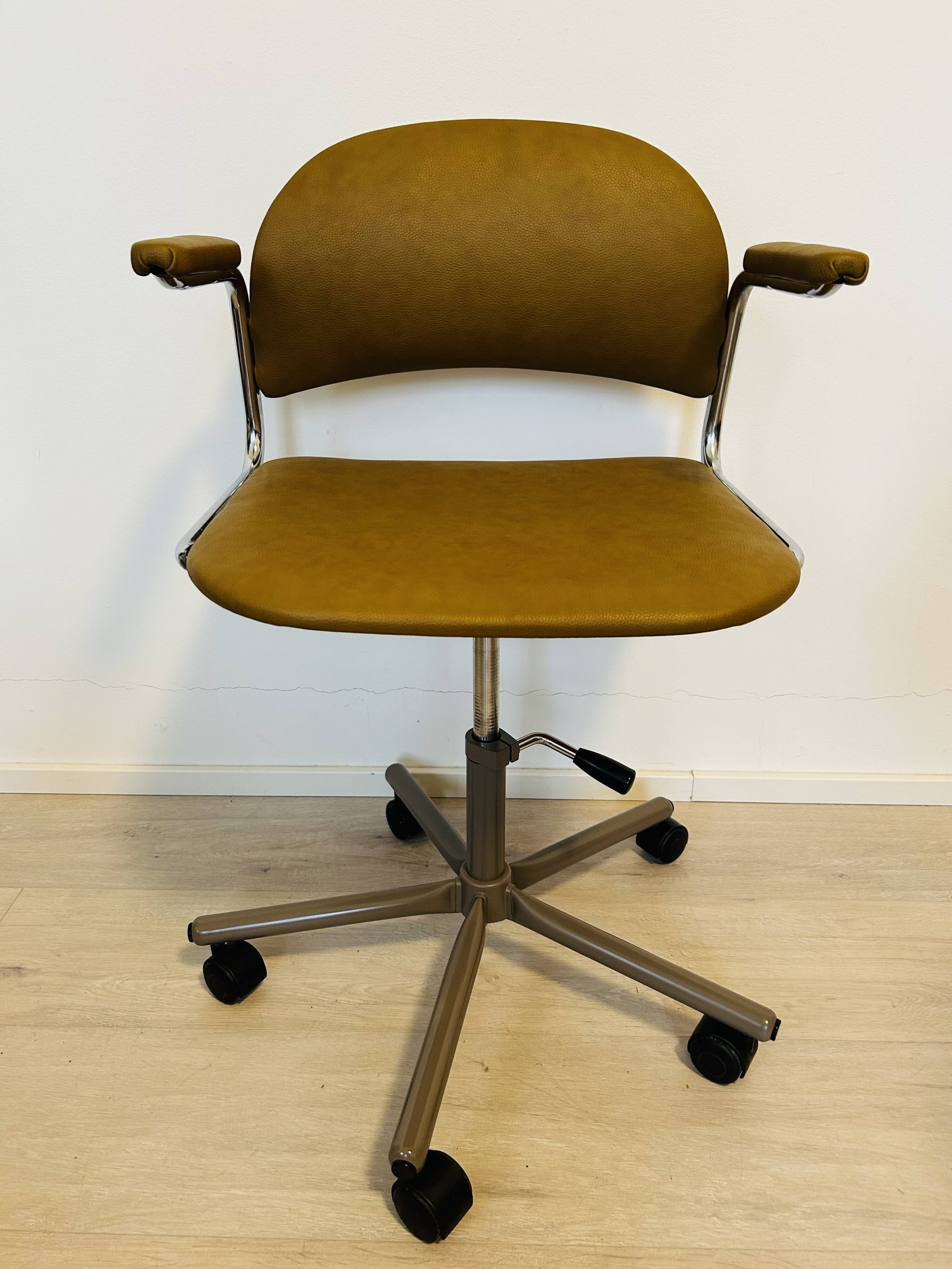 Chaise de bureau vintage moutarde par Kovona K-107 de Tchécoslovaquie, années 1970