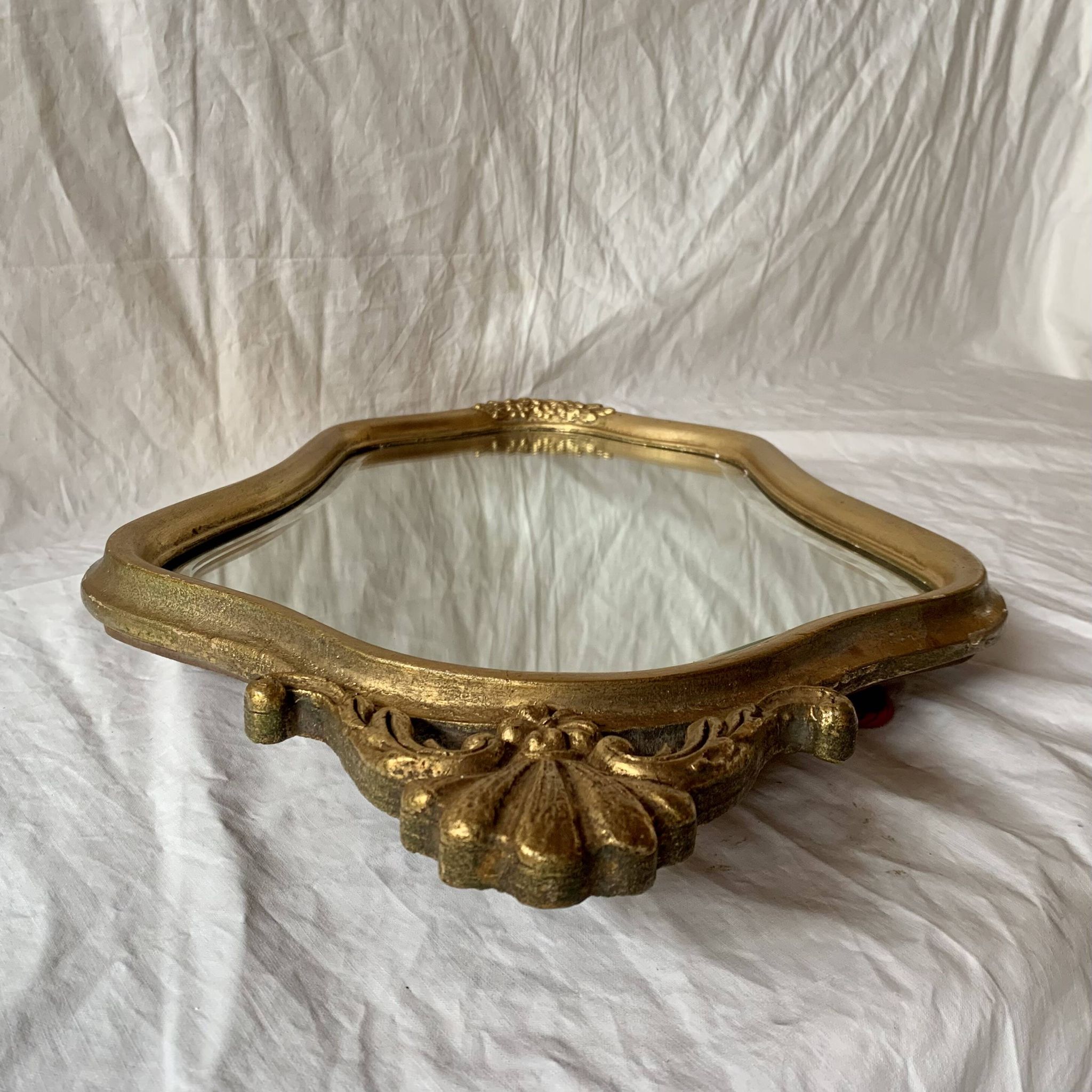 Ancien miroir mural biseauté en bois massif doré