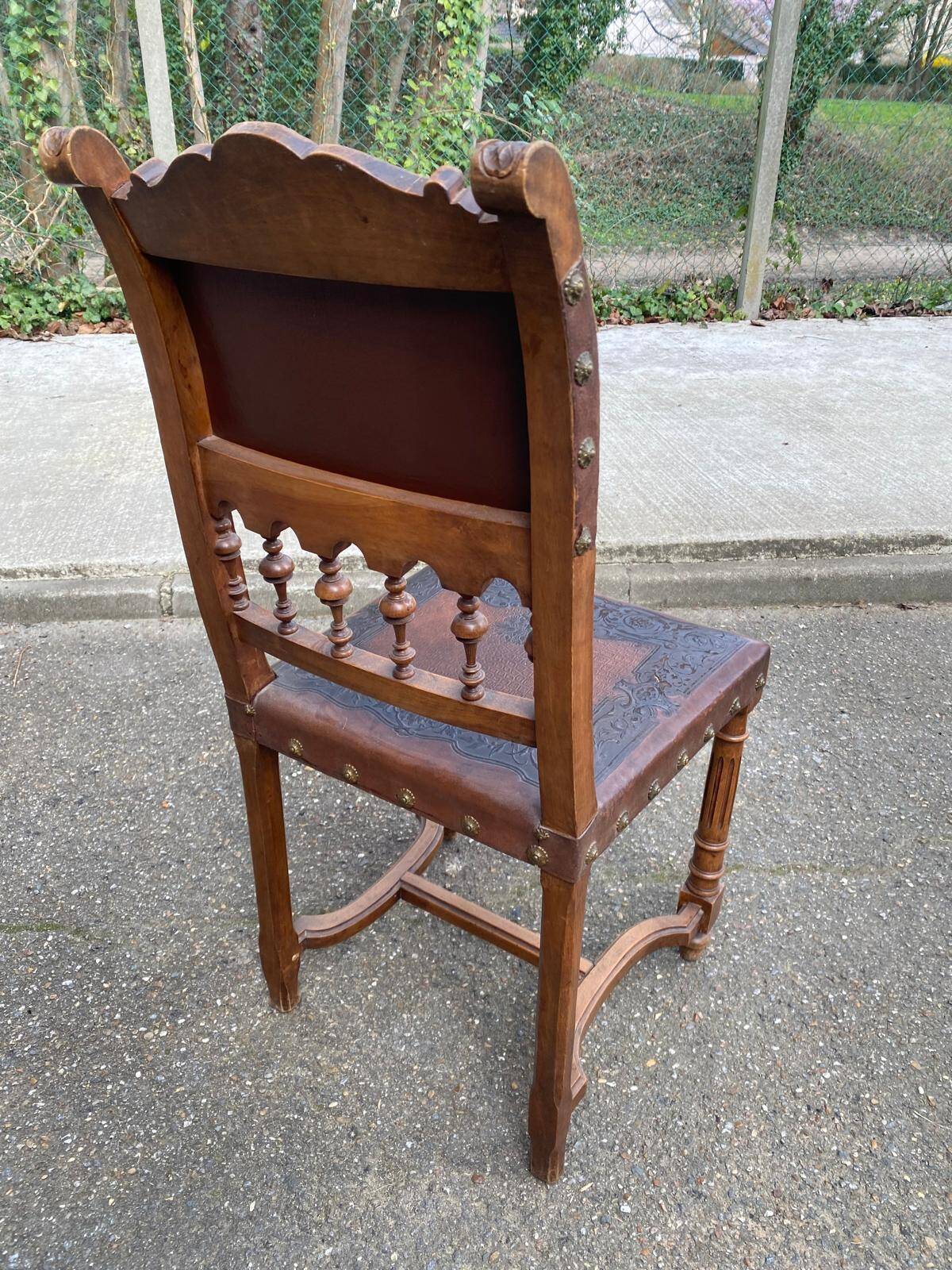 4 Henri II chairs in solid wood and leather from the 19th century.