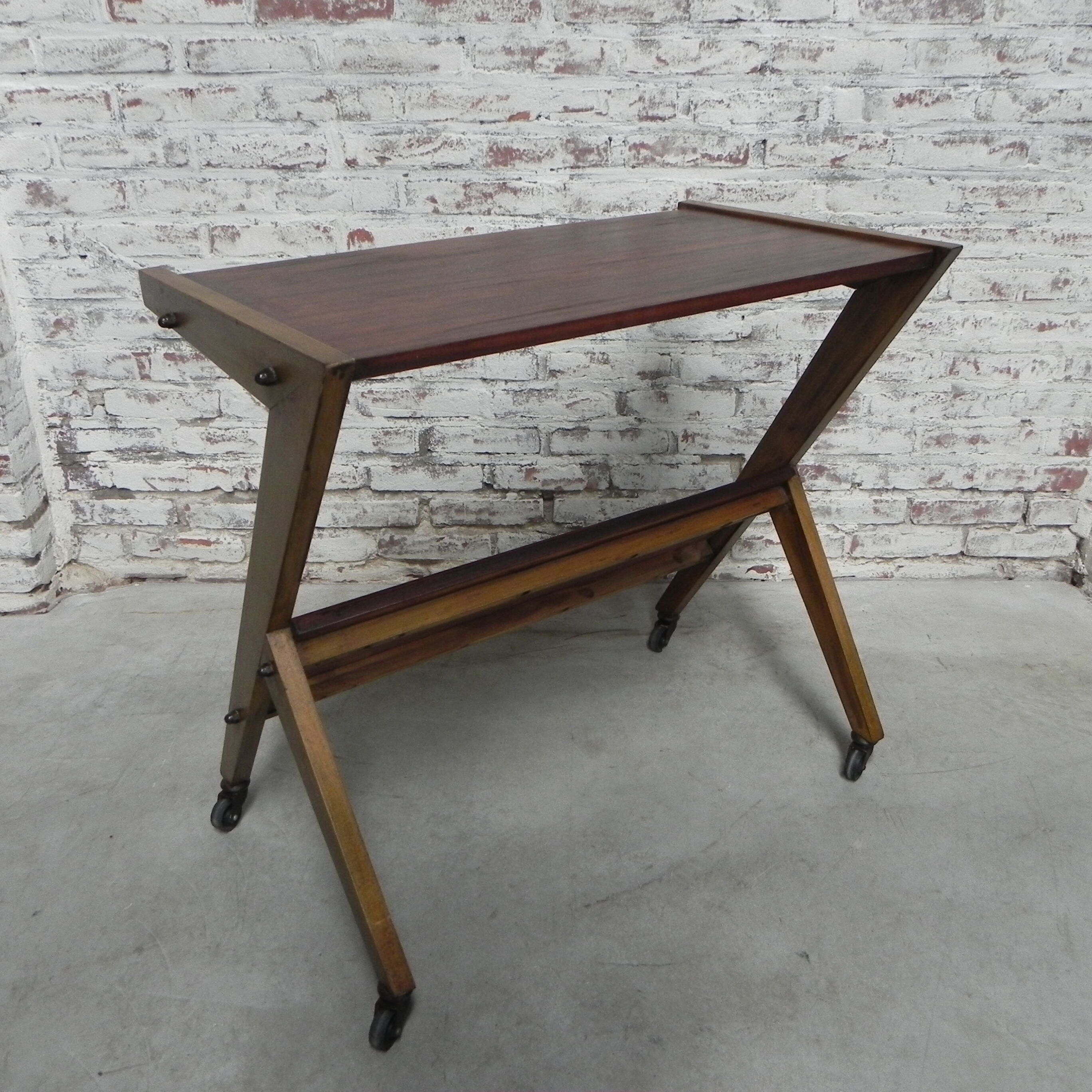 Serving table