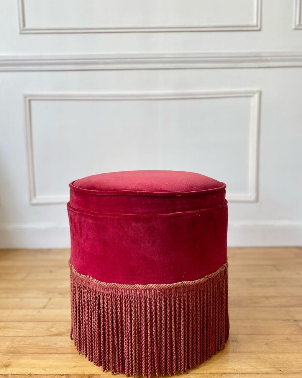 Pouf en velours rouge