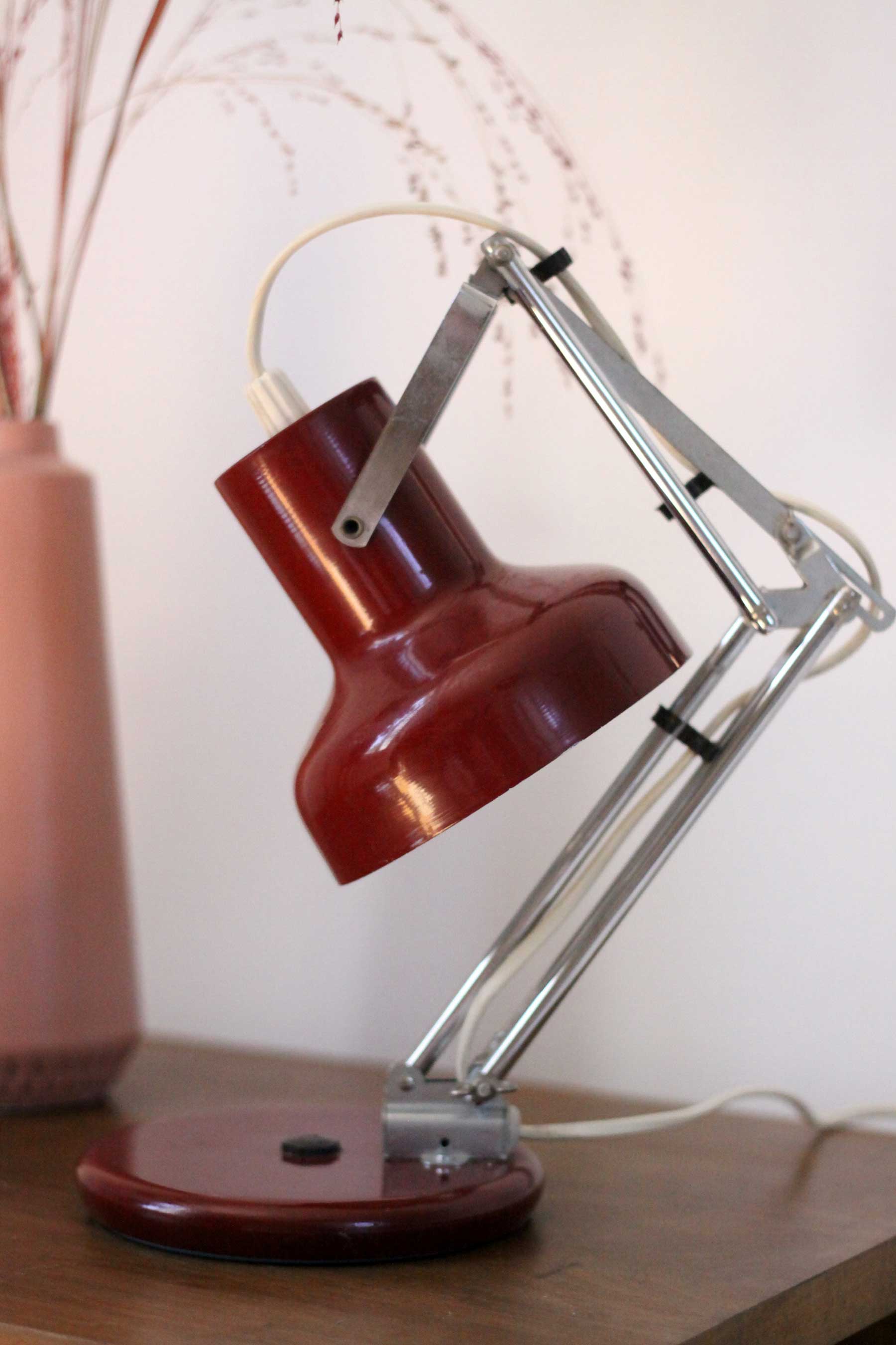 Articulated desk lamp