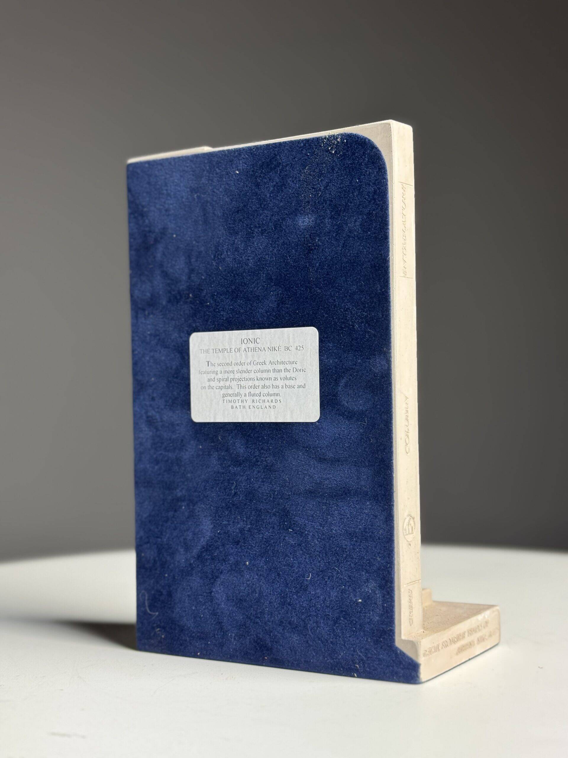 Set of ionic bookends