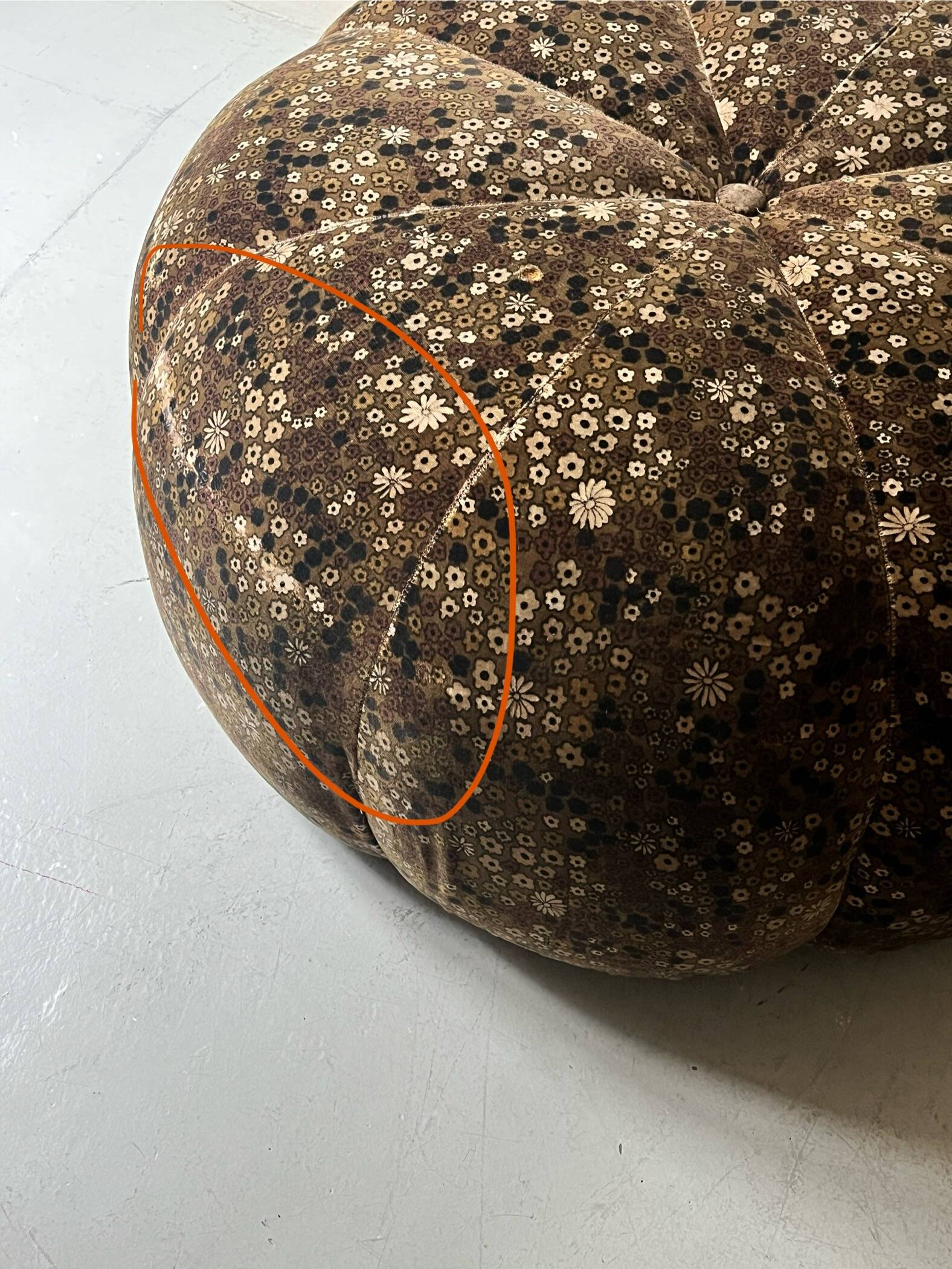 Short velvet pouf with liberty flowers, Ligne Roset 1970