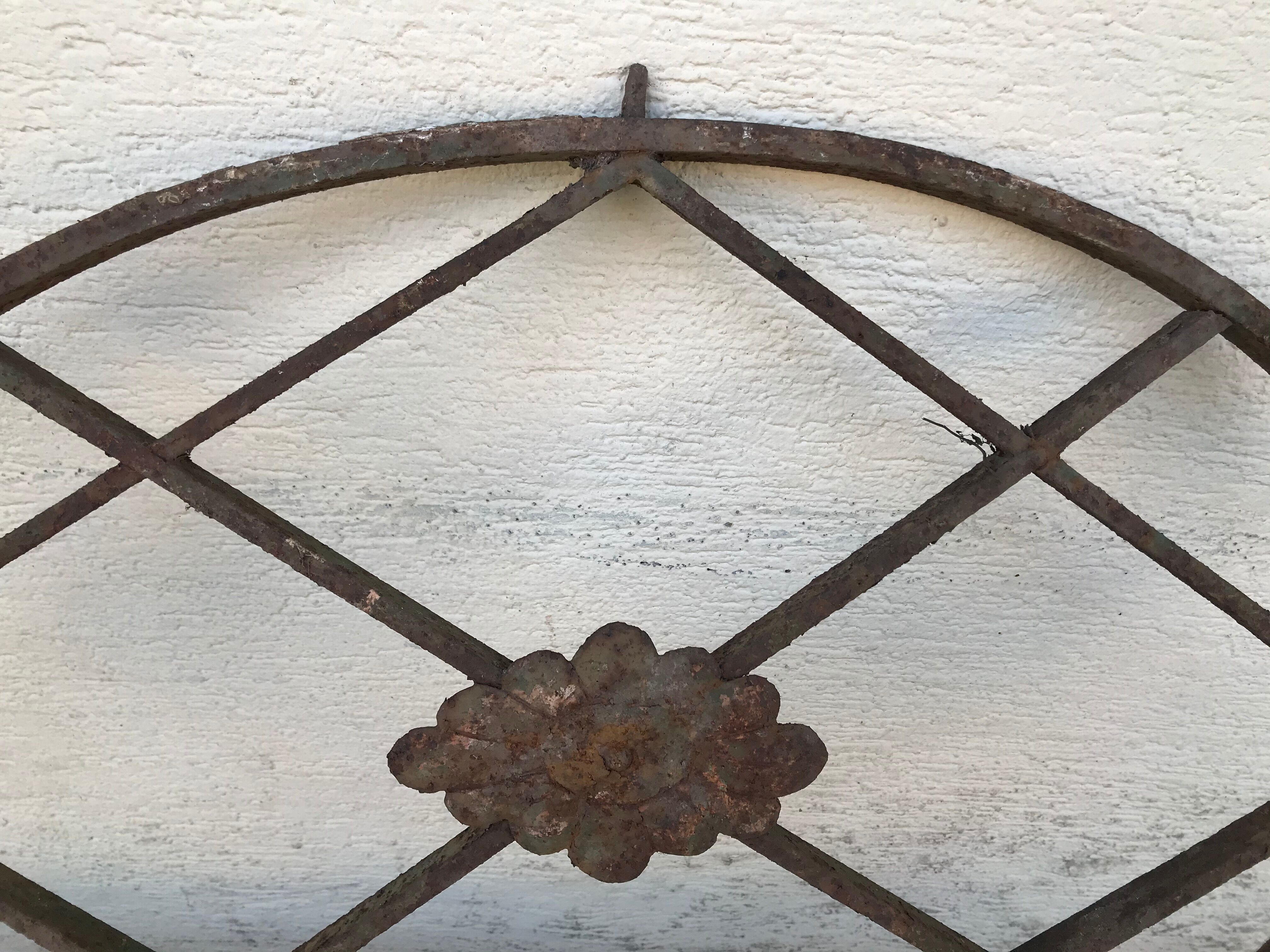 Grille ovale décorative en fer forgé début XXème