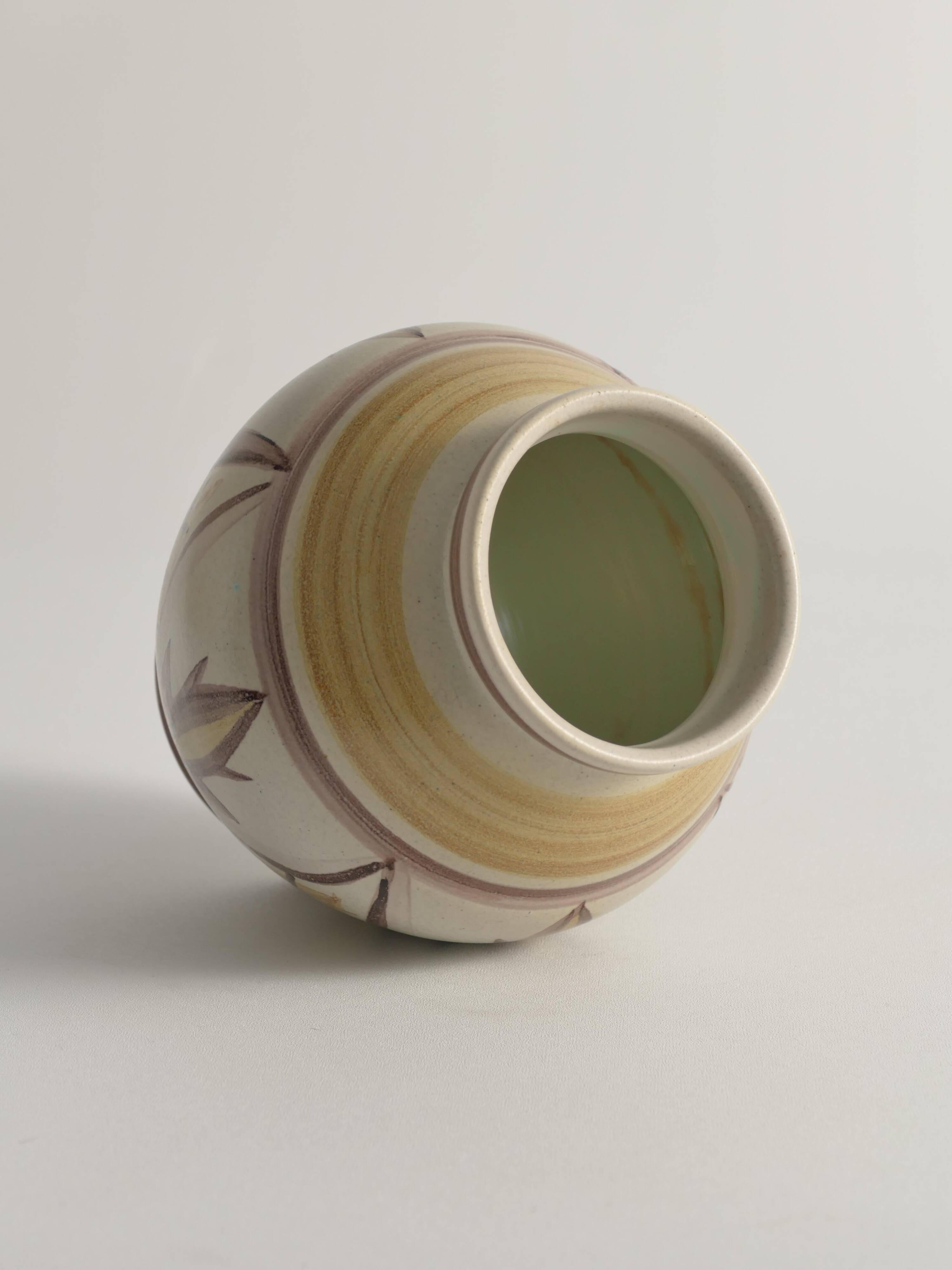 Vase à bulbe en art populaire suédois avec motif floral par Maggie Wibom pour Bo Fajans, 1930