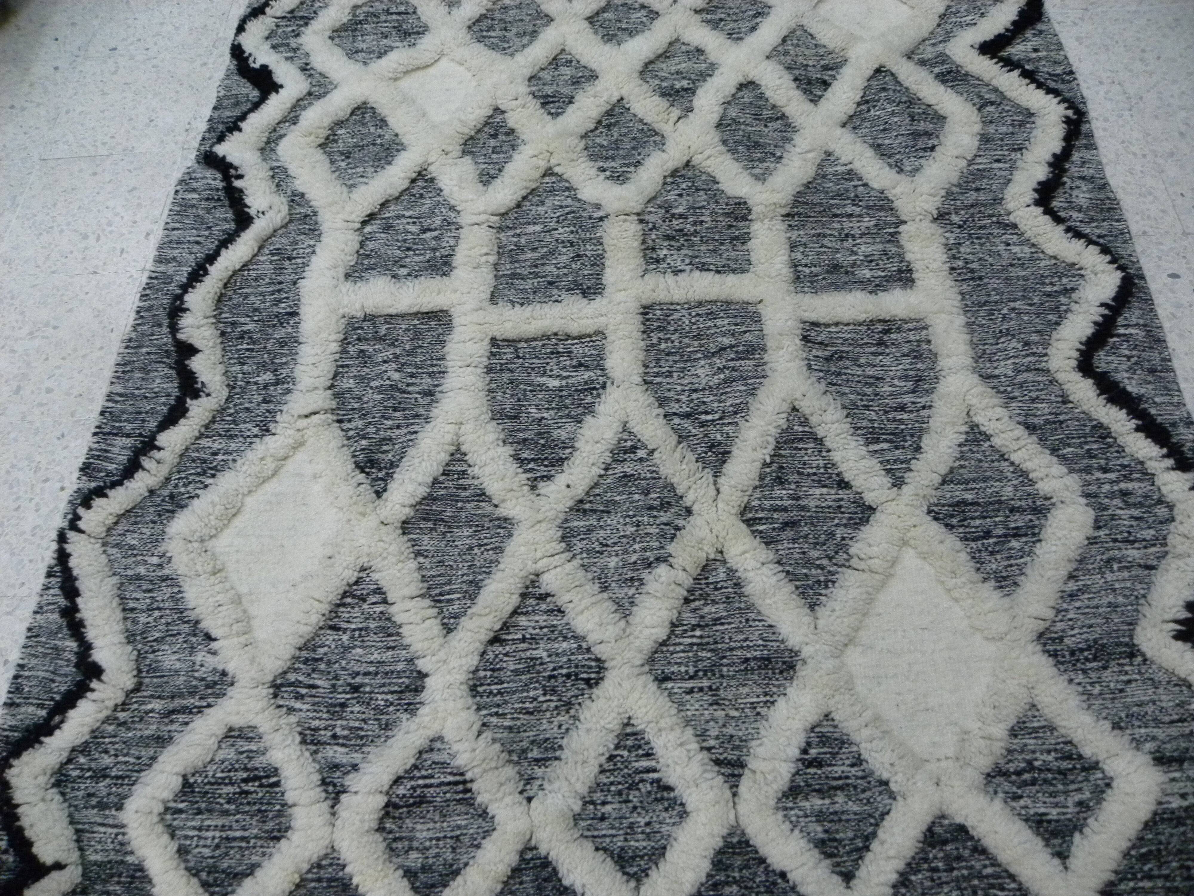 Modern Berber wool rug – Handmade Moroccan rug in grey and ecru.