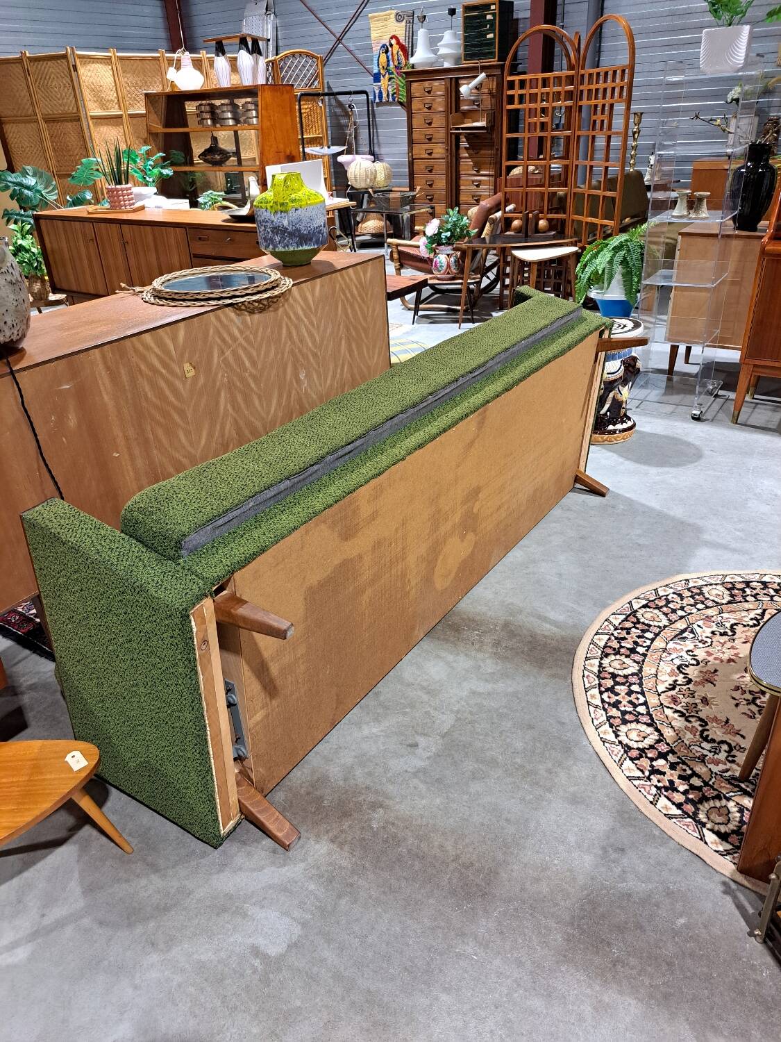 Slaapbank met groene stof en teakhout