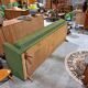 Slaapbank met groene stof en teakhout
