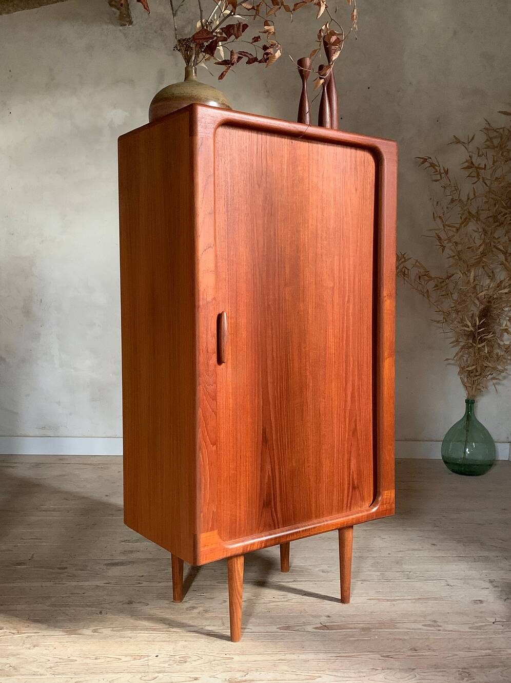 Armoire à rideau scandinave en teck vintage