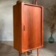 Armoire à rideau scandinave en teck vintage
