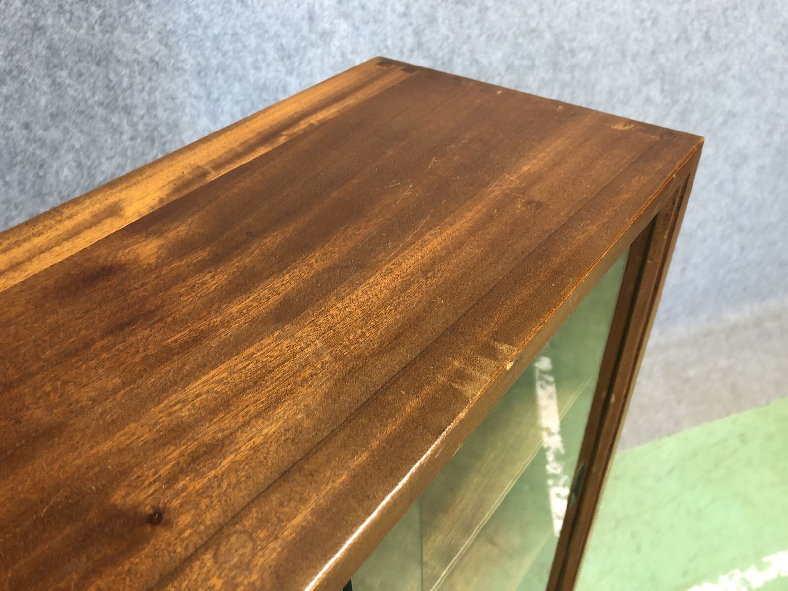 Display with sliding doors in mahogany - 50s