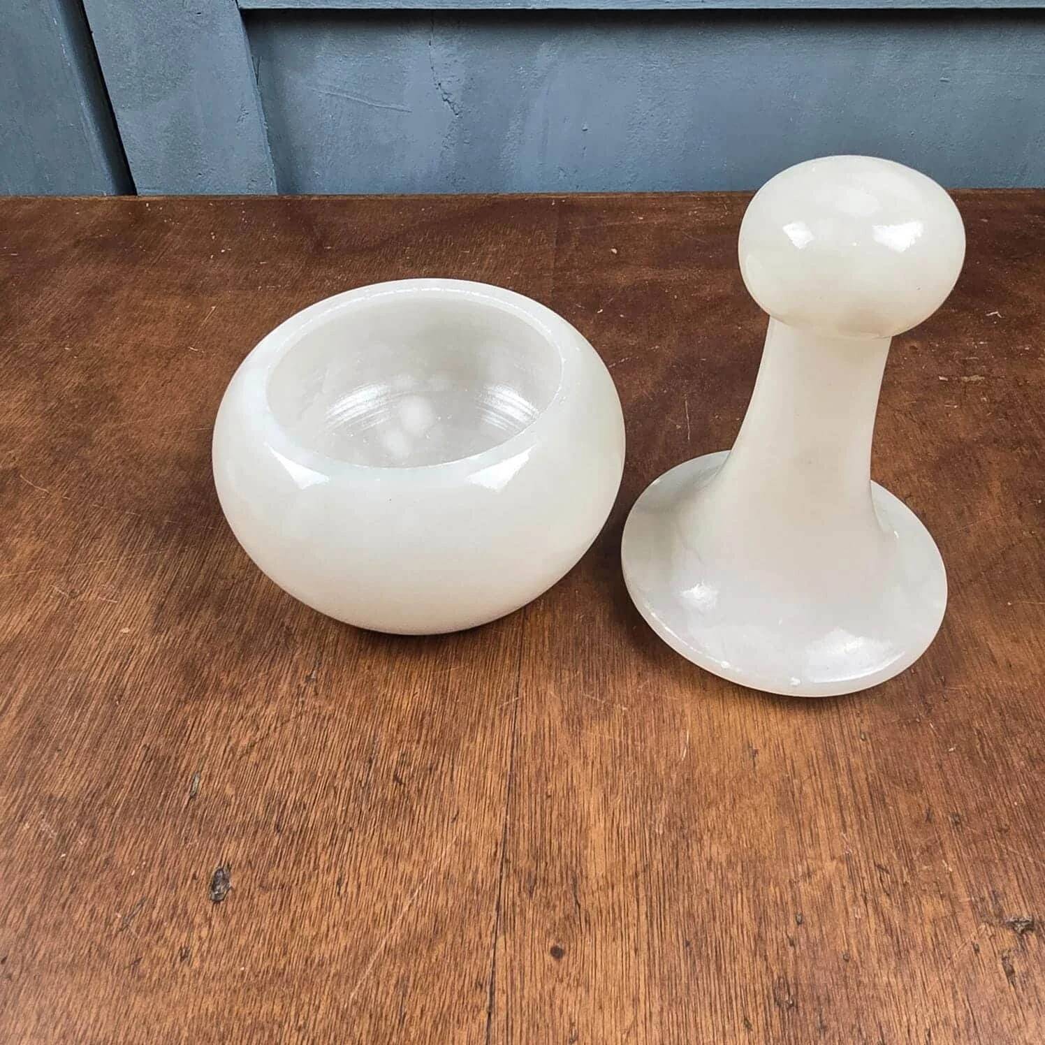 Vintage alabaster box Alabastros Alvear – Bottle shape