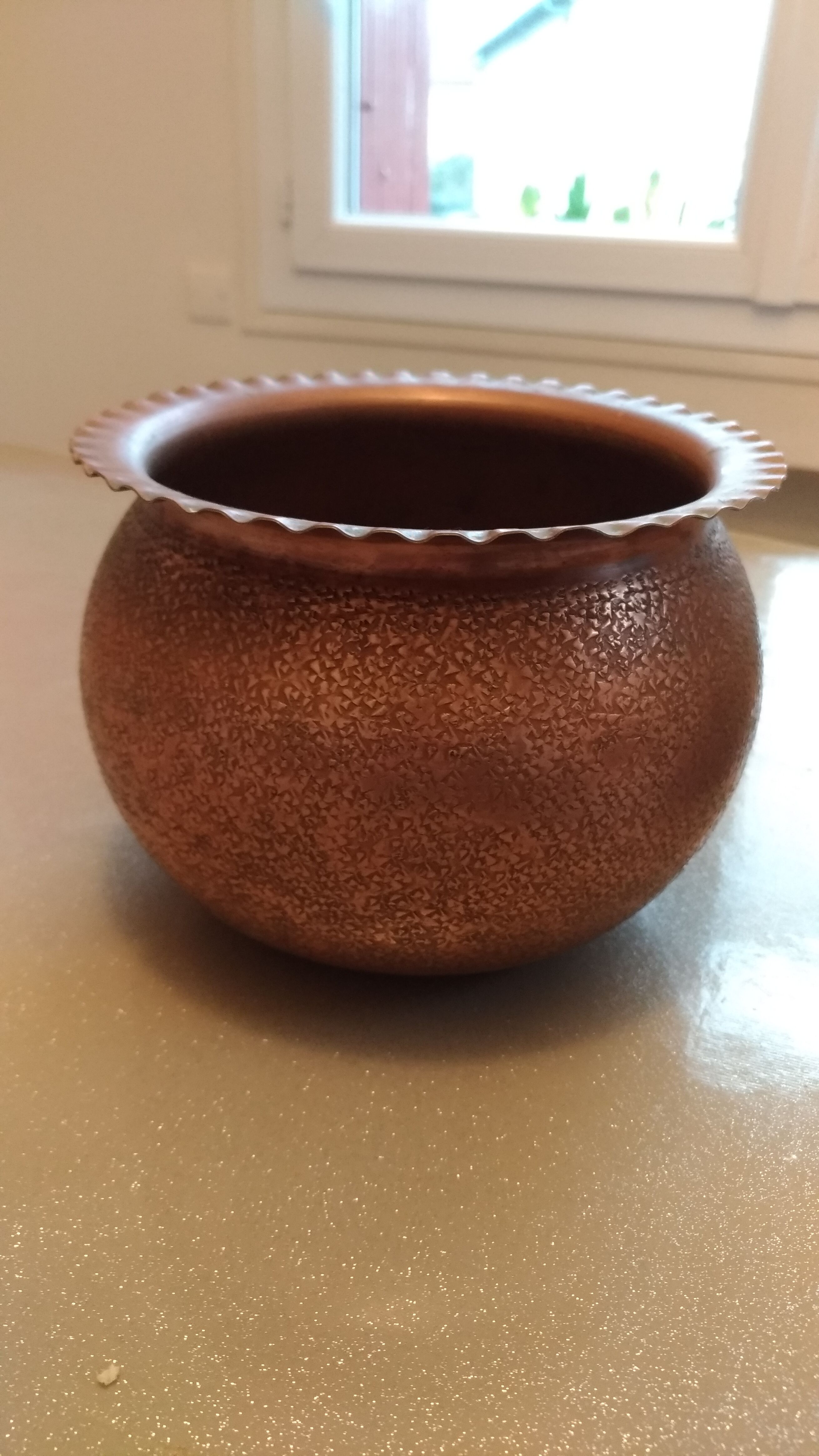 Cache pot cuivre et trépied fer forgé