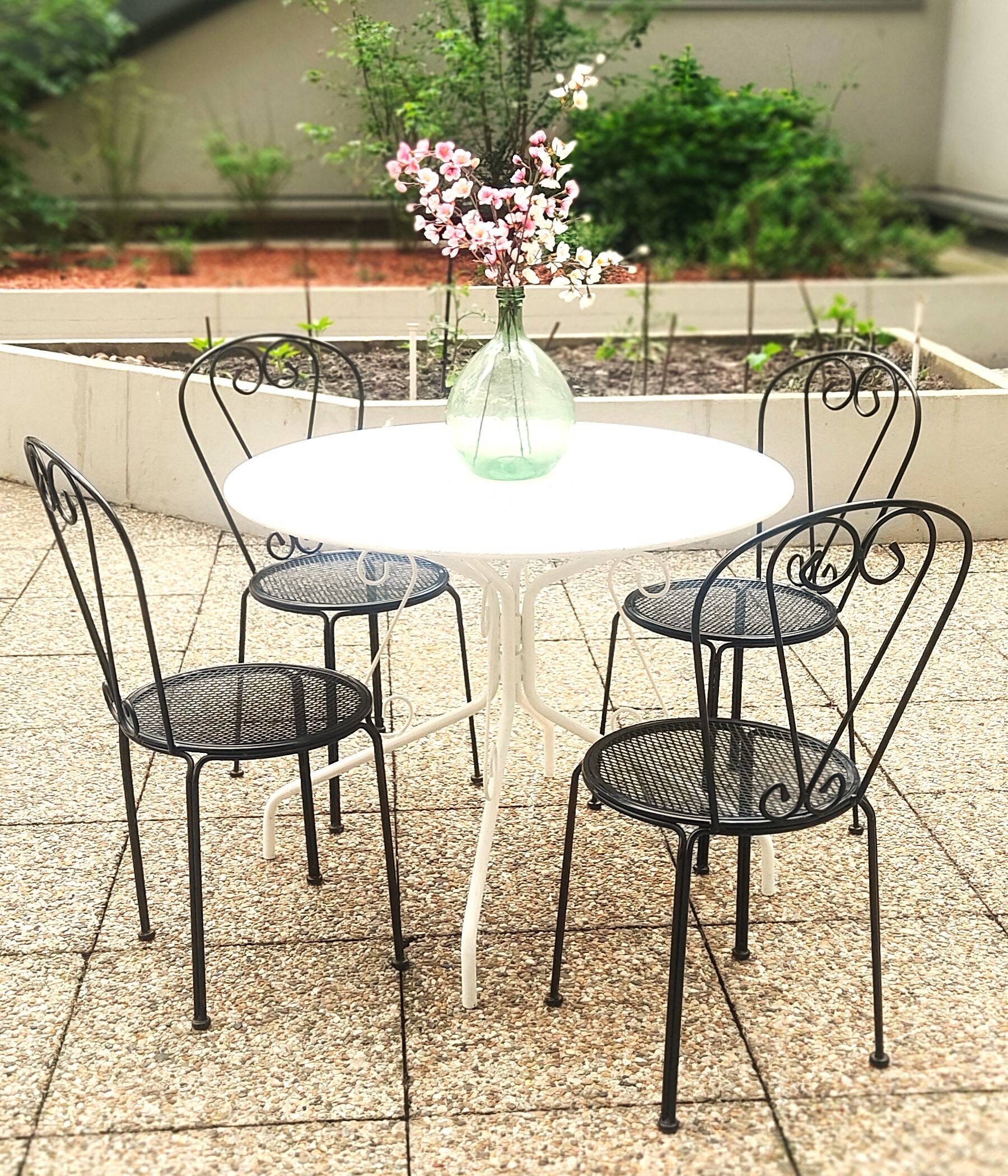 Salon de jardin, Table ronde blanche en fer forgé. et 4 chaises en acier lourd, noire d’origine