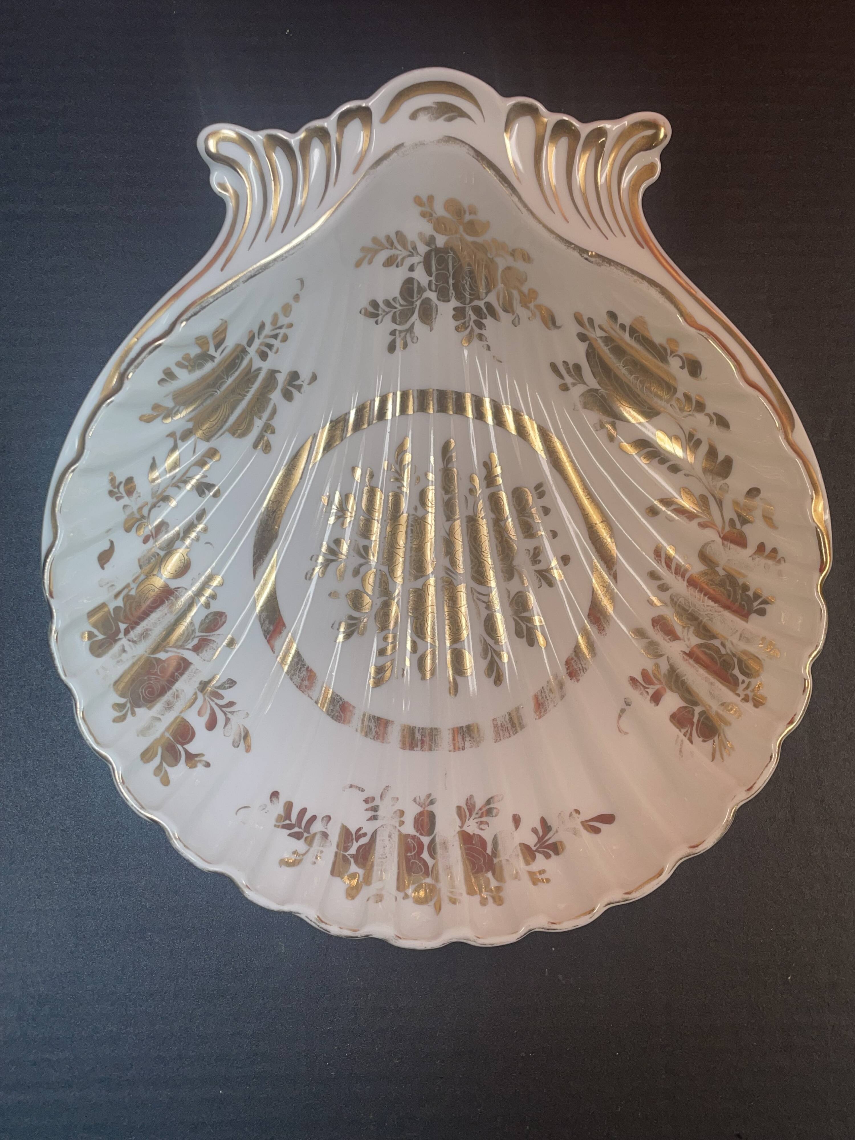 Limoges, large gold and gadroon scallop shell, empty pocket, salad bowl, compotier