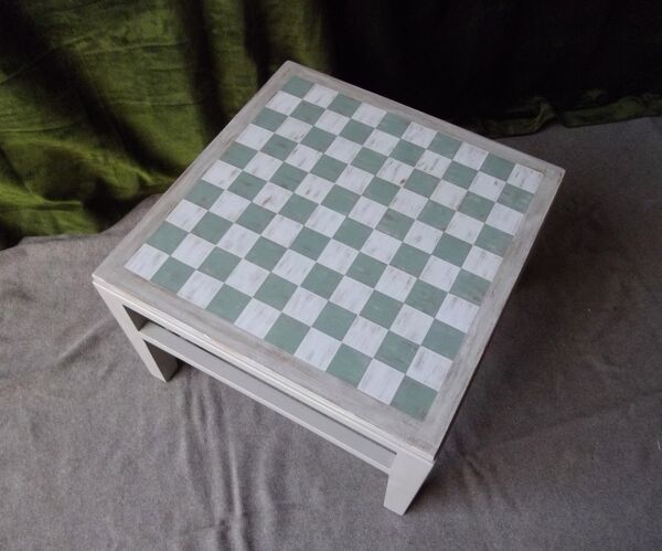 Table basse à damiers et ses deux tabourets