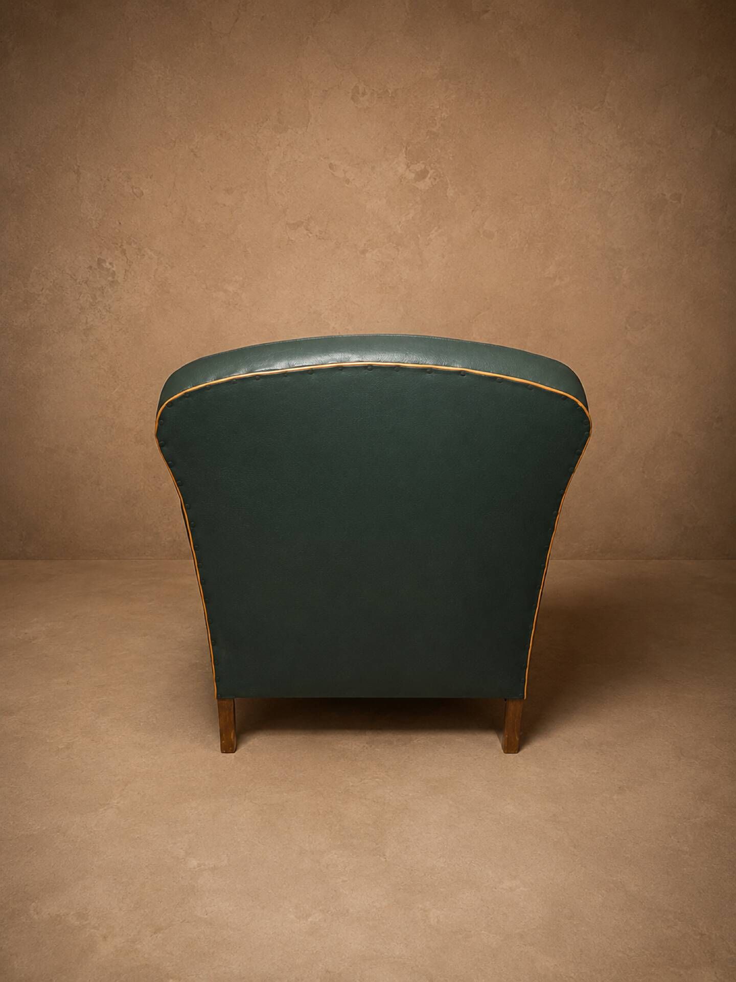 Fauteuil club en simili-cuir et noyer