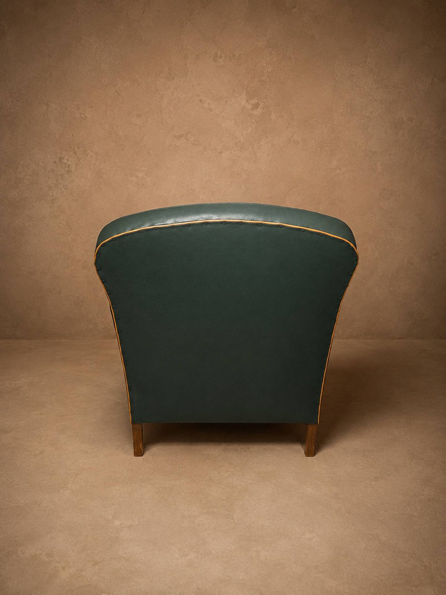 Fauteuil club en simili-cuir et noyer