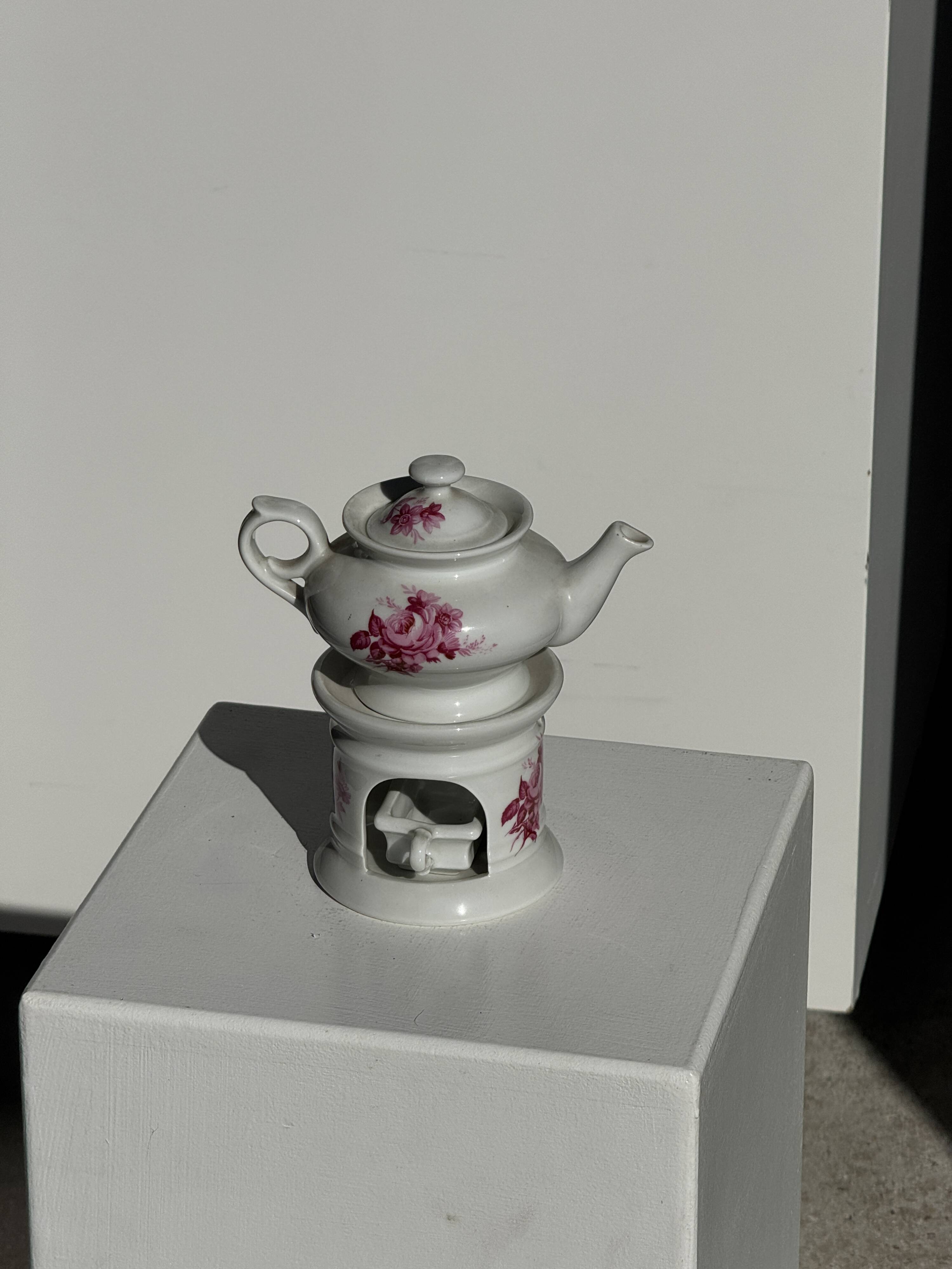 Complete porcelain teapot and warmer with pink floral decoration H18