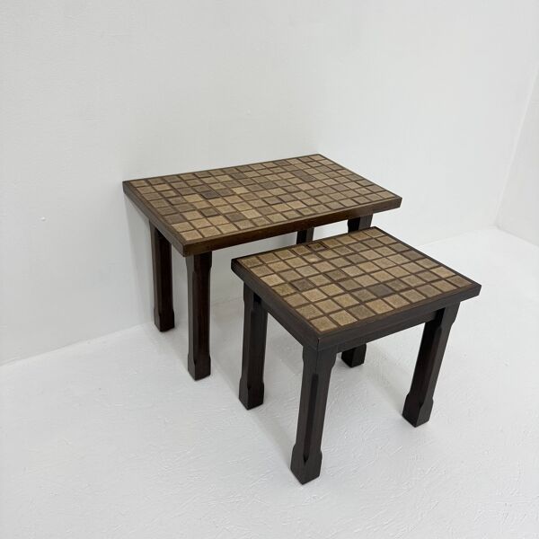 Ensemble de 2 tables d'appoint brutalistes en chêne massif avec plateau en carrelage, années 1970.