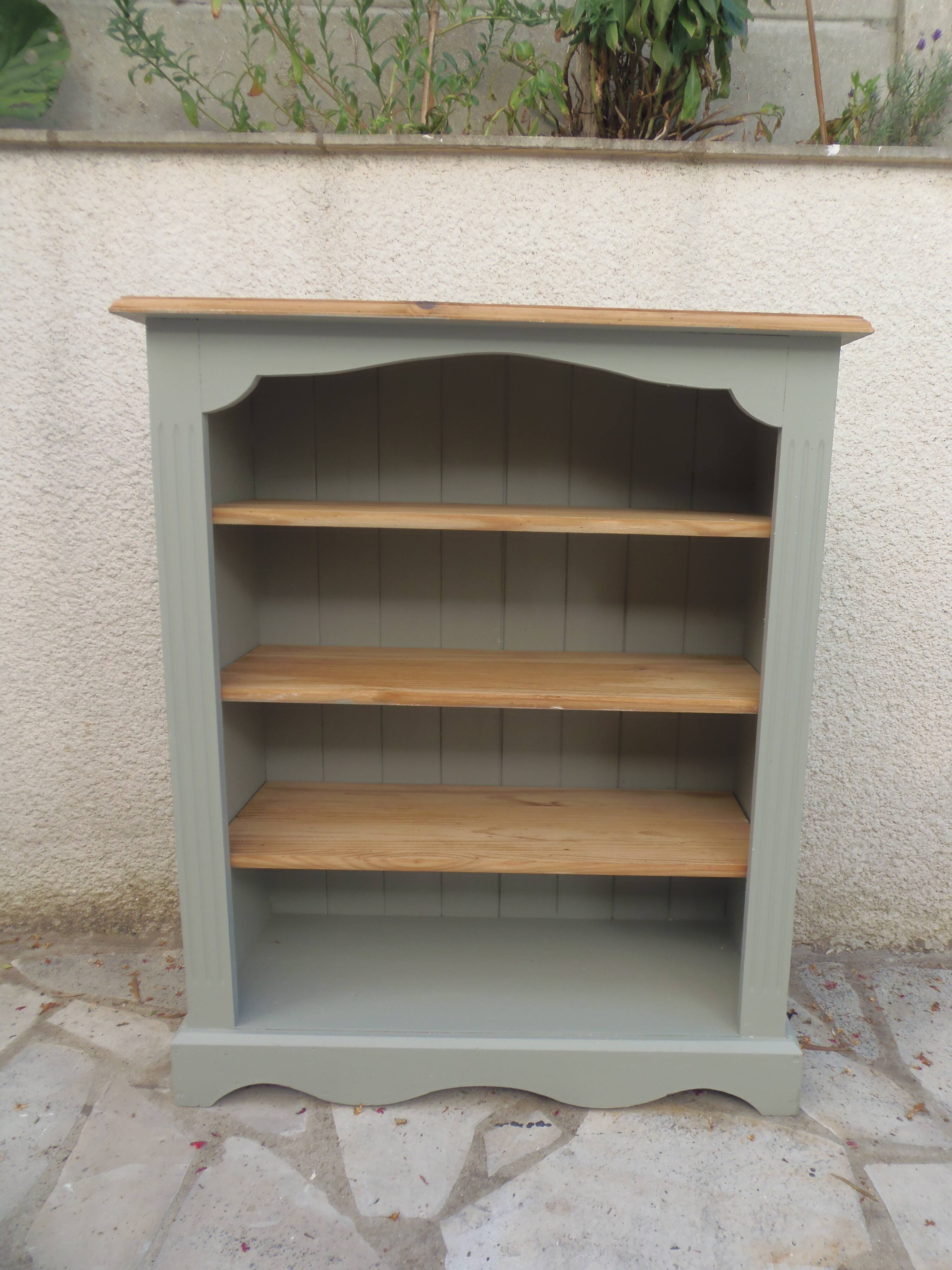 Green-grey library, wooden shelf and shelves in natural wood.