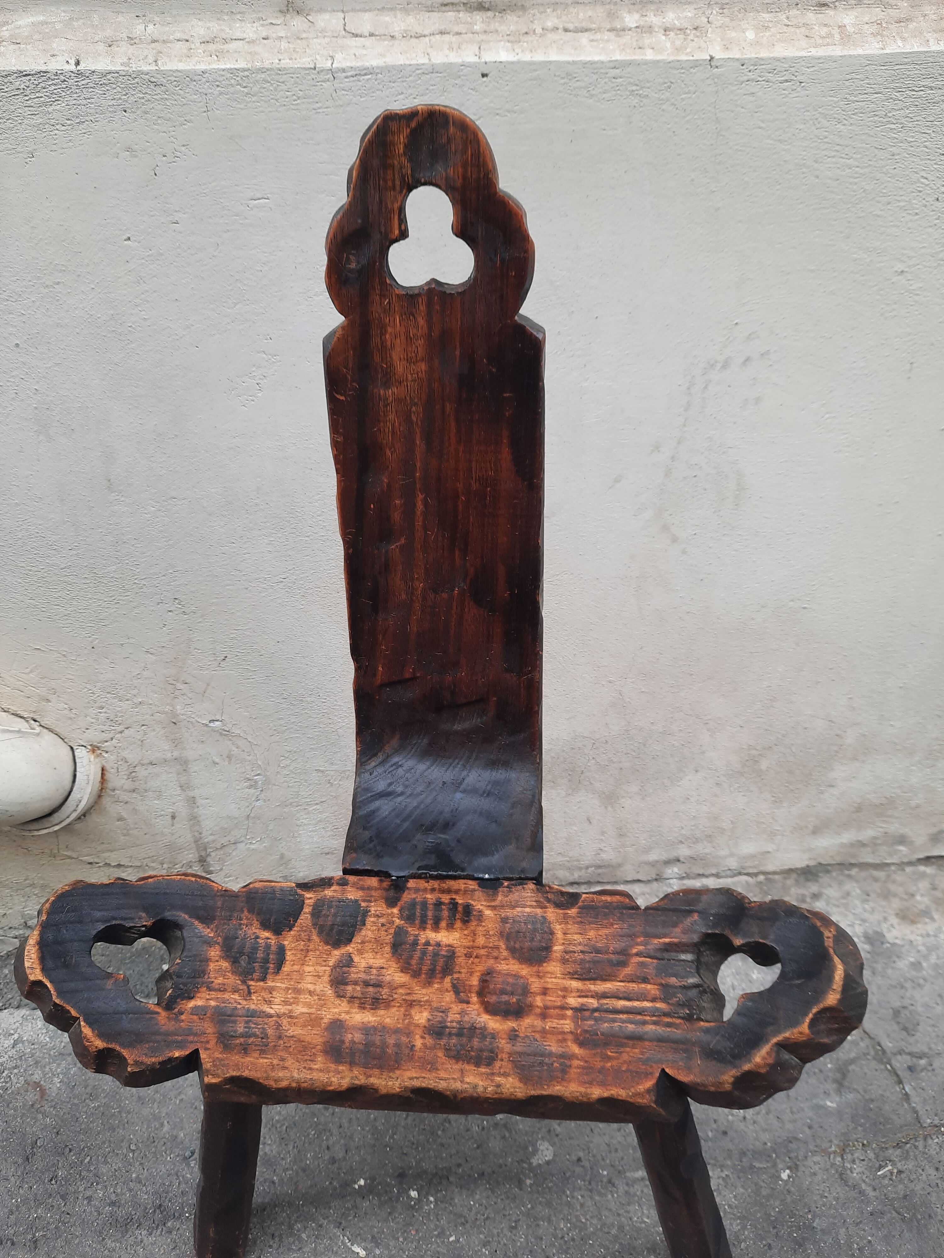 Chaise brutaliste en bois