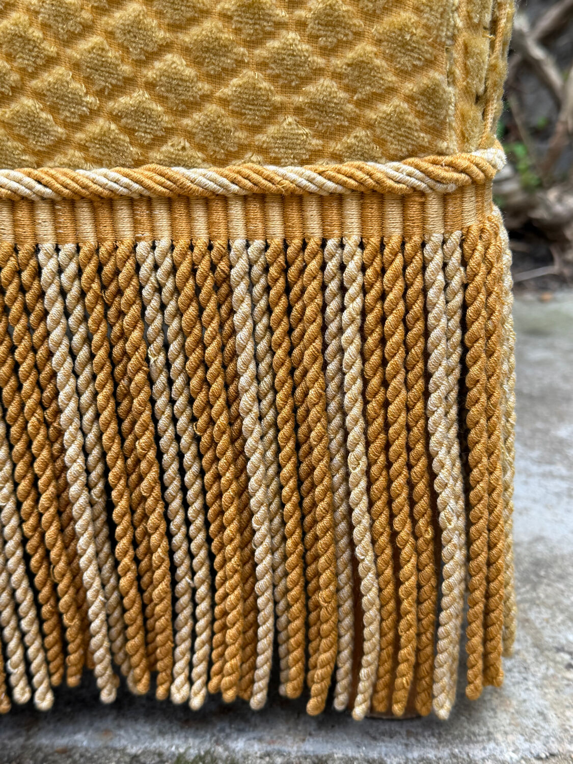 Fauteuil crapaud vintage jaune moutarde velours floqué