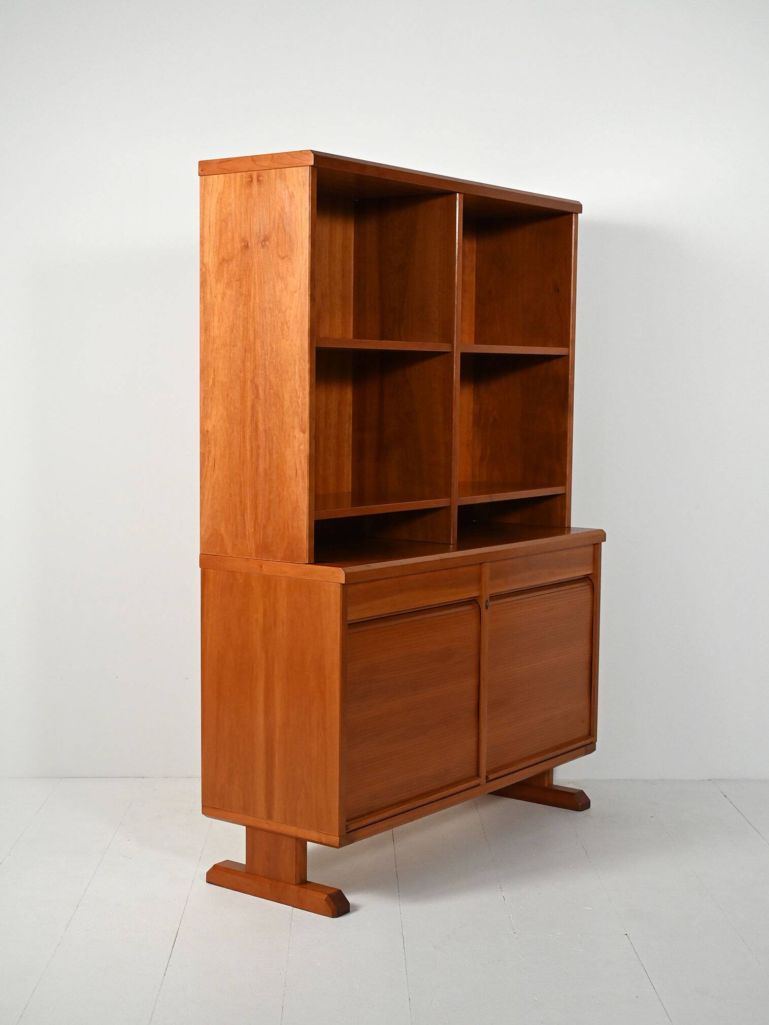 Libreria scandinava con sideboard e mensole a vista, anni 40/50