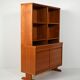Libreria scandinava con sideboard e mensole a vista, anni 40/50
